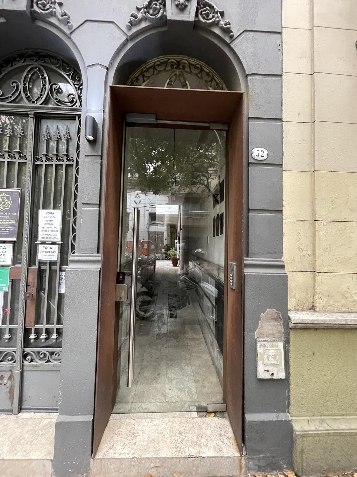 A stylishly renovated and highly versatile apartment in Almagro.