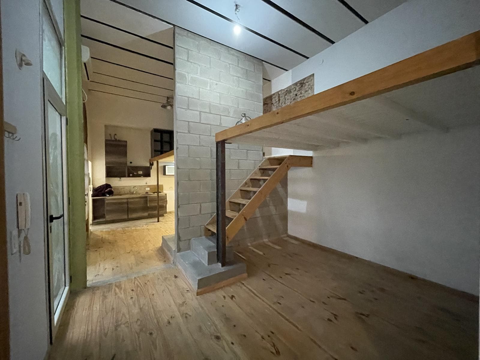 A stylishly renovated and highly versatile apartment in Almagro.