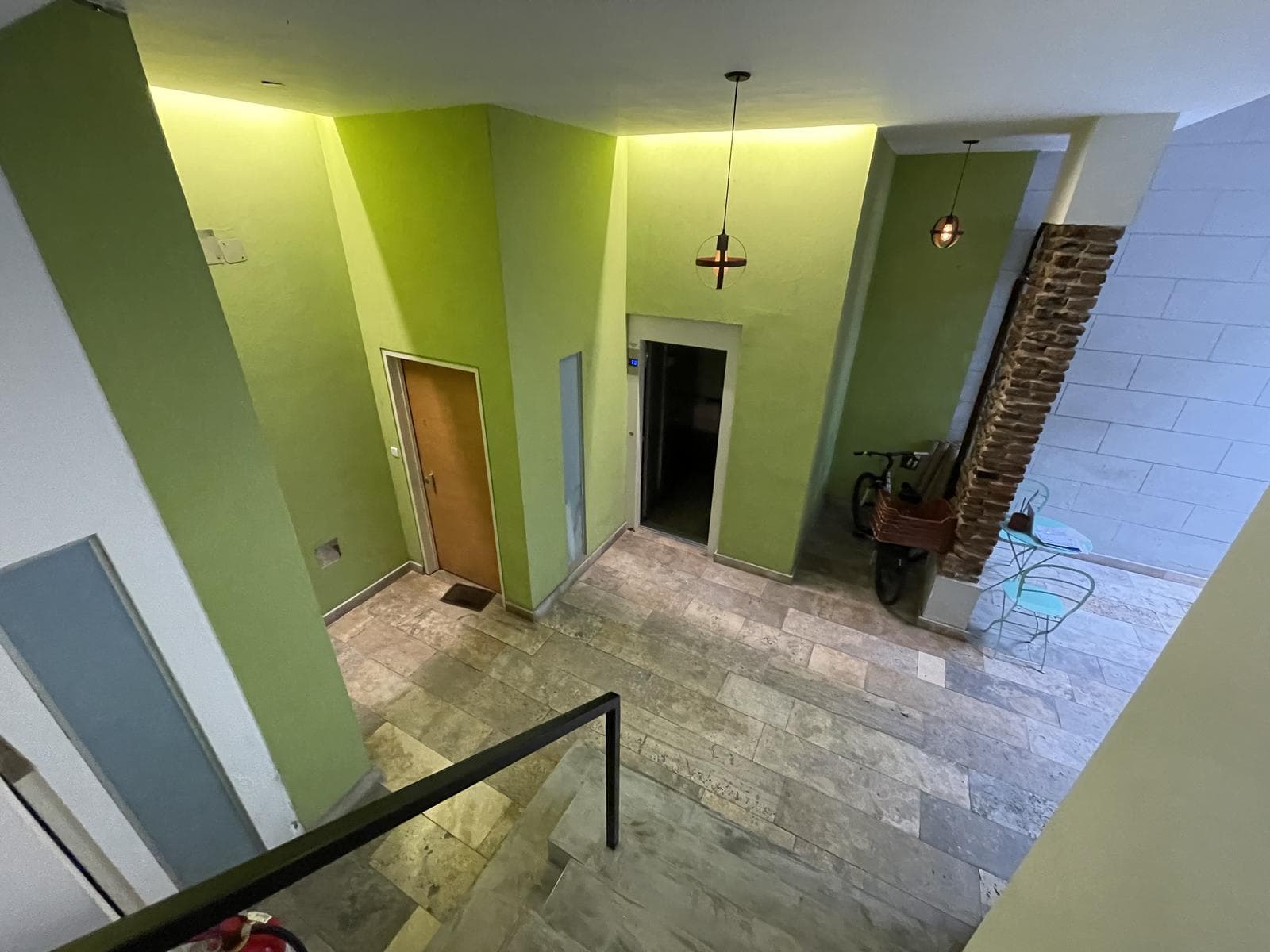 A stylishly renovated and highly versatile apartment in Almagro.