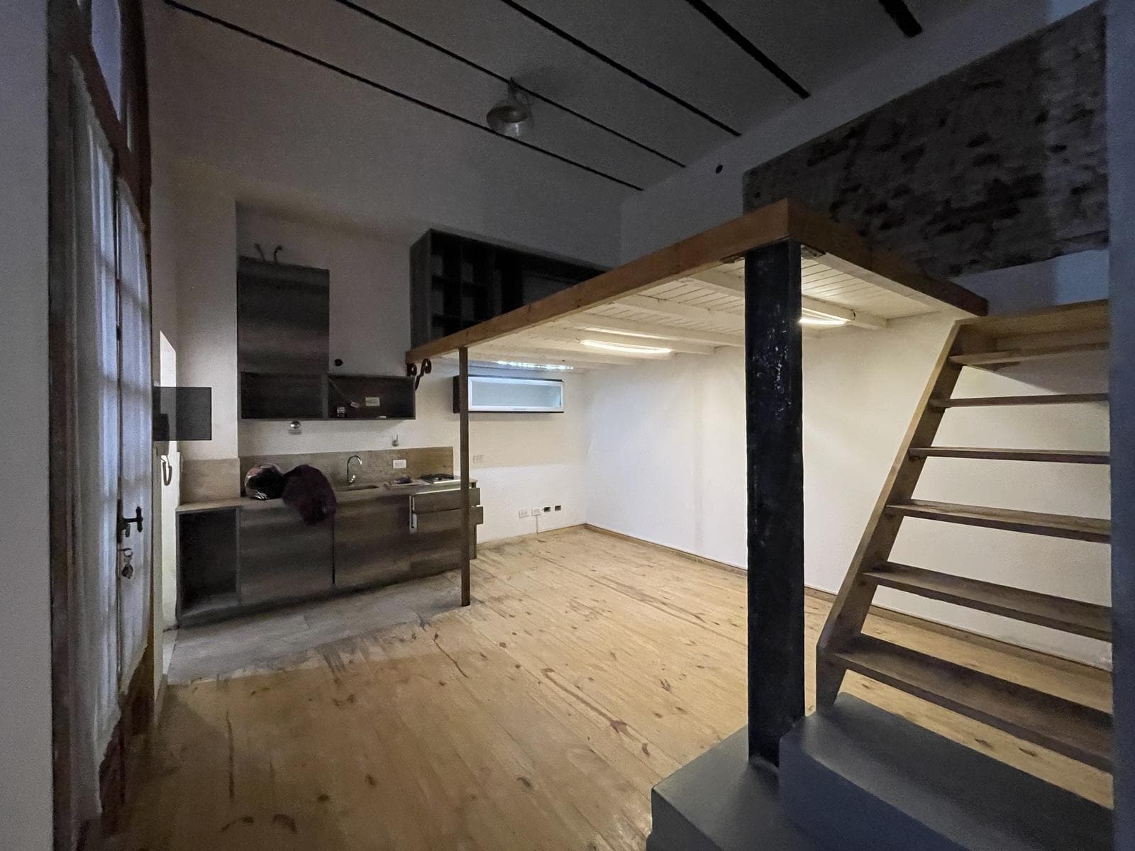 A stylishly renovated and highly versatile apartment in Almagro.