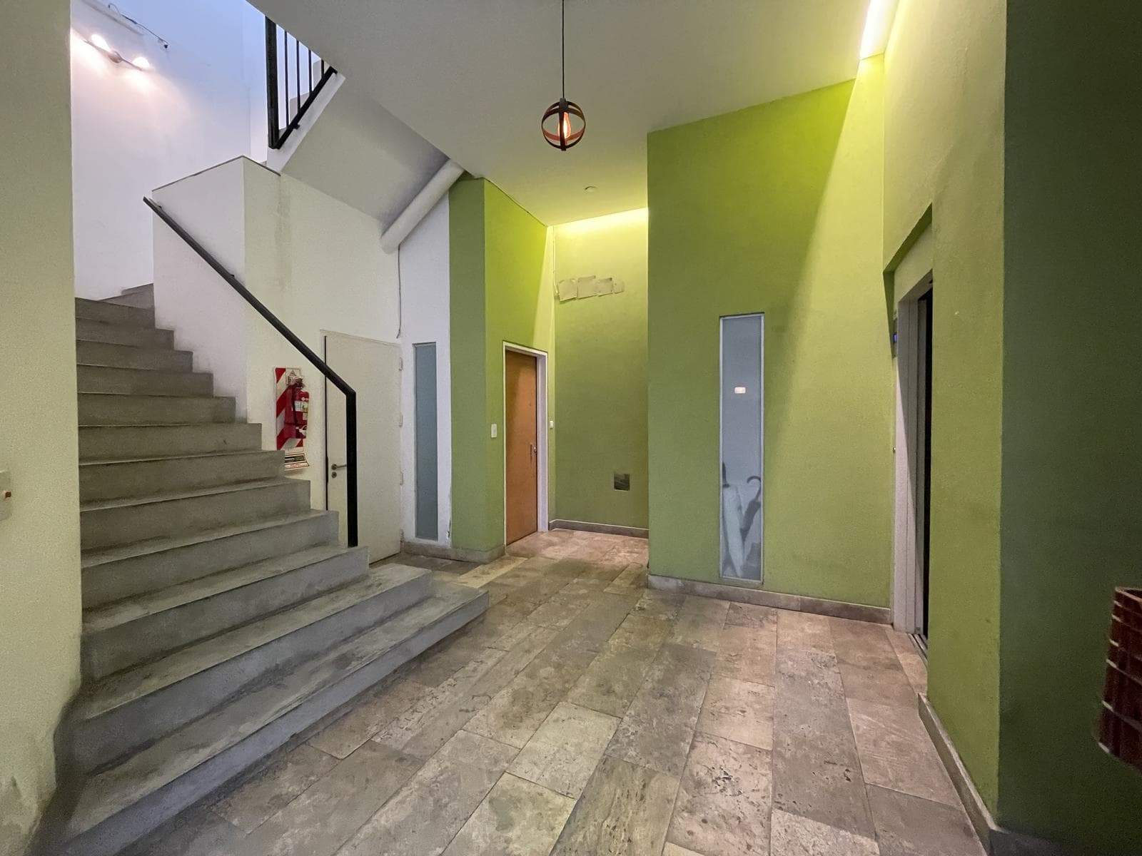A stylishly renovated and highly versatile apartment in Almagro.