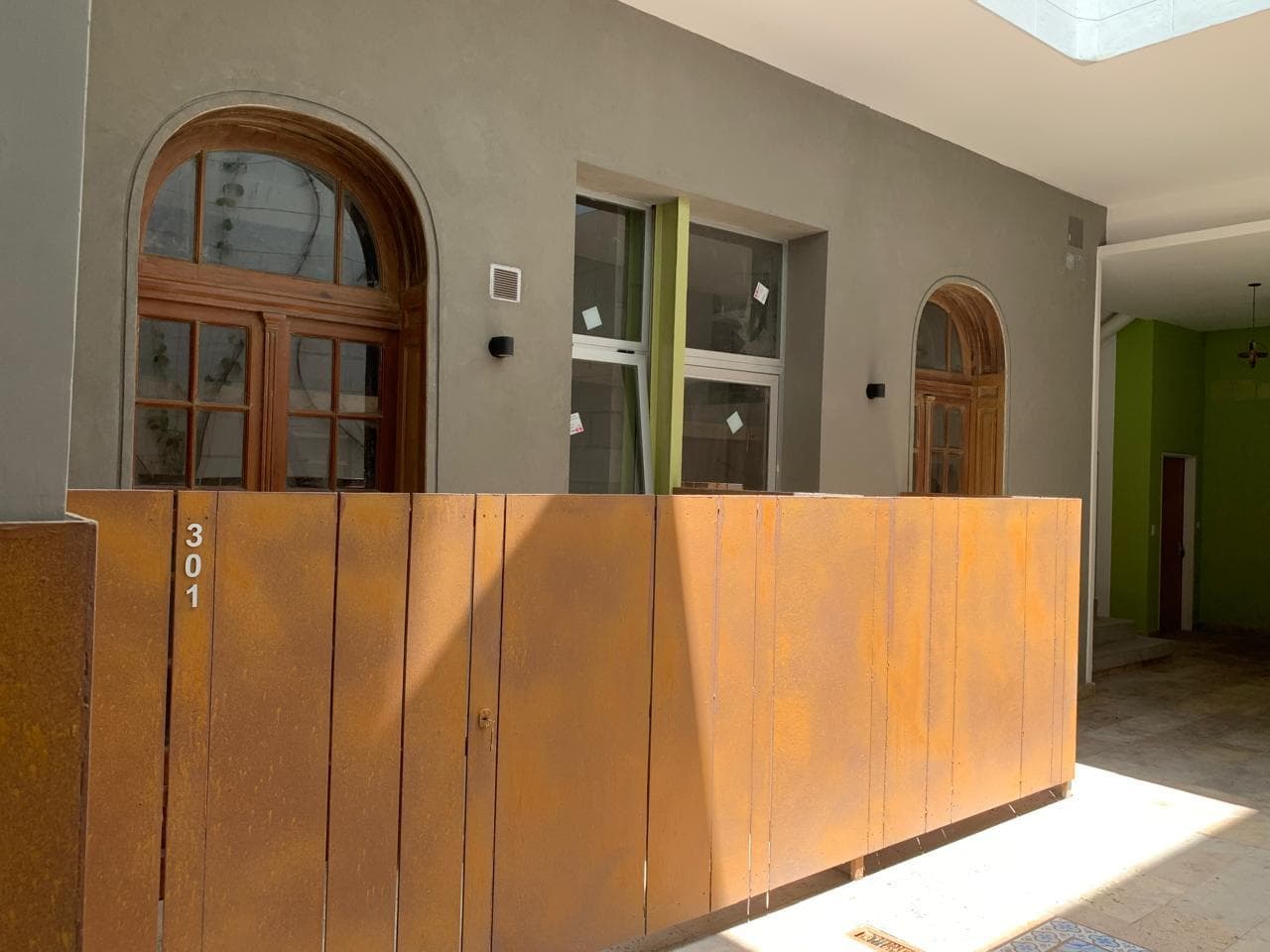 A stylishly renovated and highly versatile apartment in Almagro.