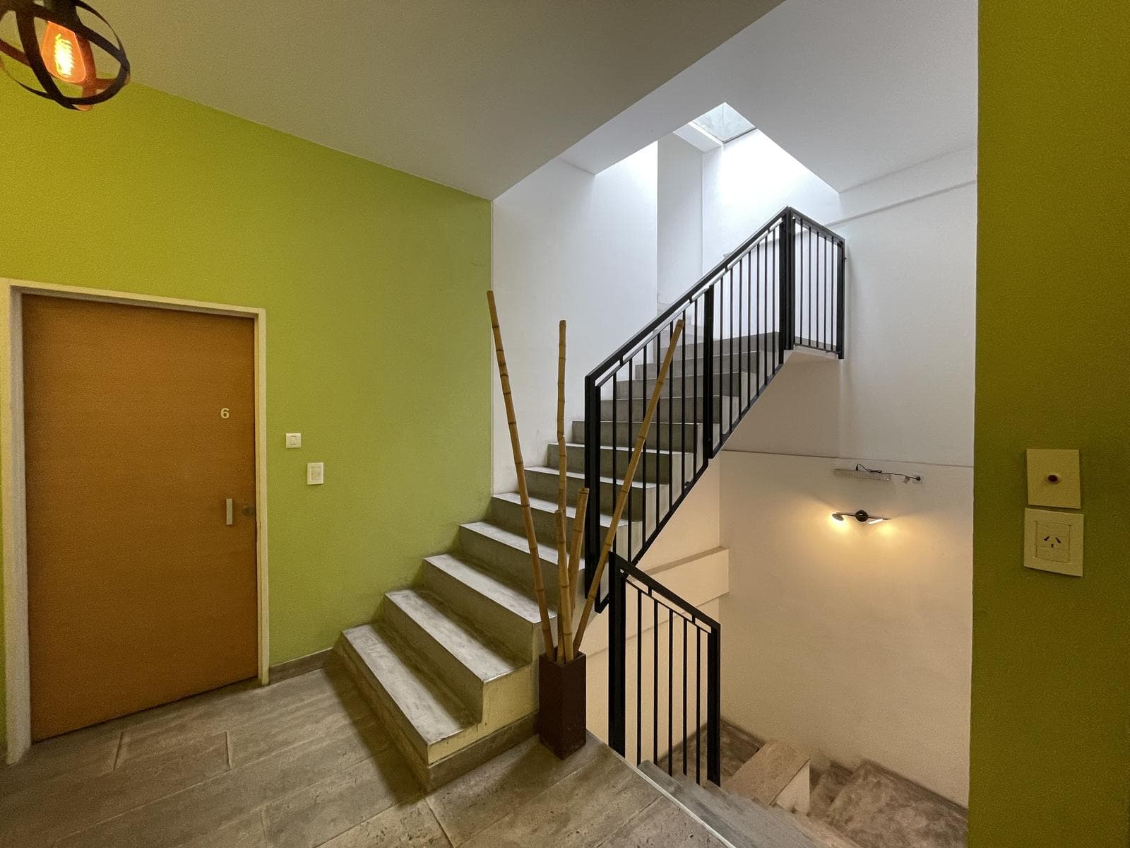 A stylishly renovated and highly versatile apartment in Almagro.