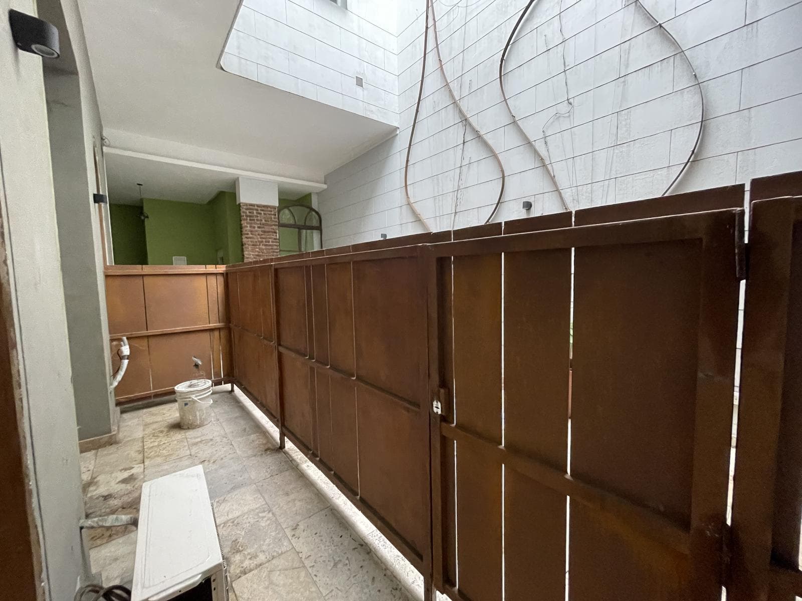 A stylishly renovated and highly versatile apartment in Almagro.