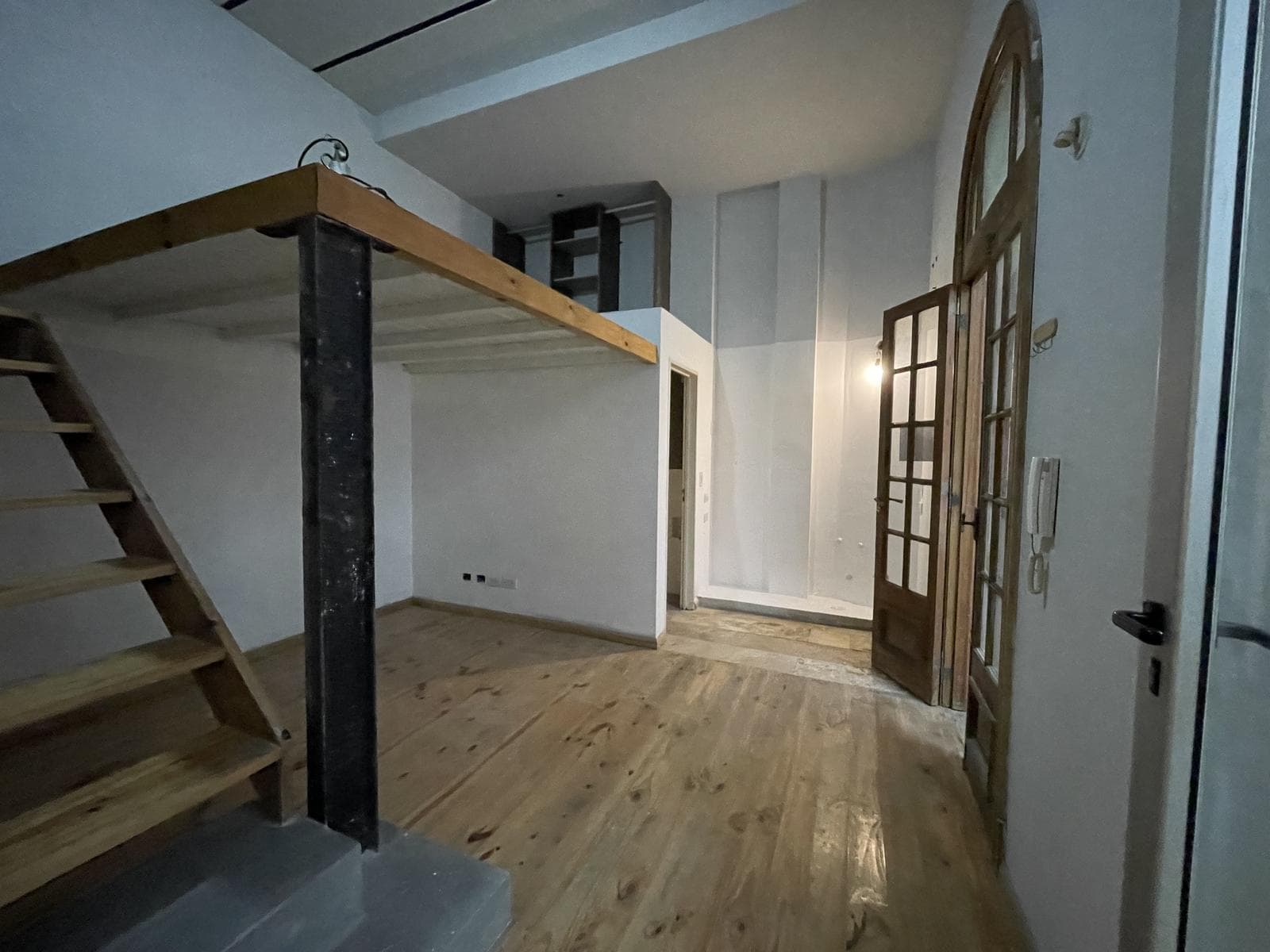 A stylishly renovated and highly versatile apartment in Almagro.