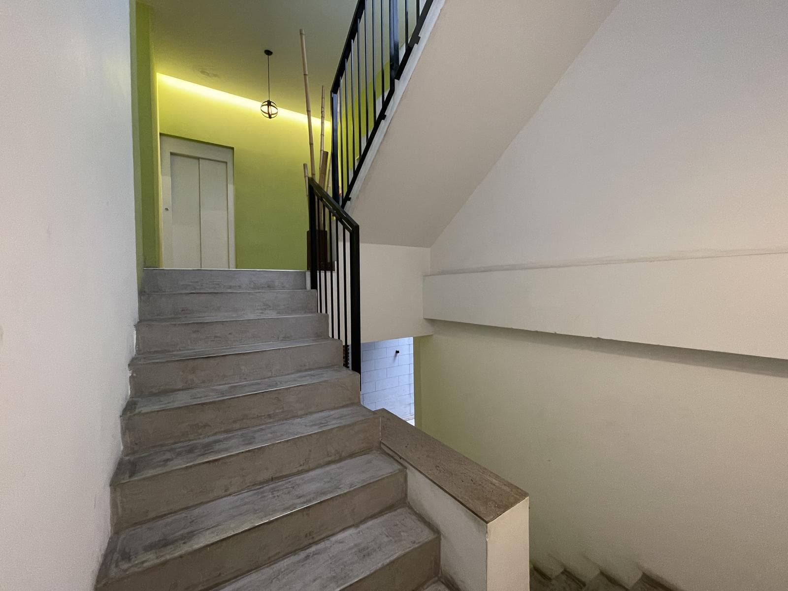 A stylishly renovated and highly versatile apartment in Almagro.