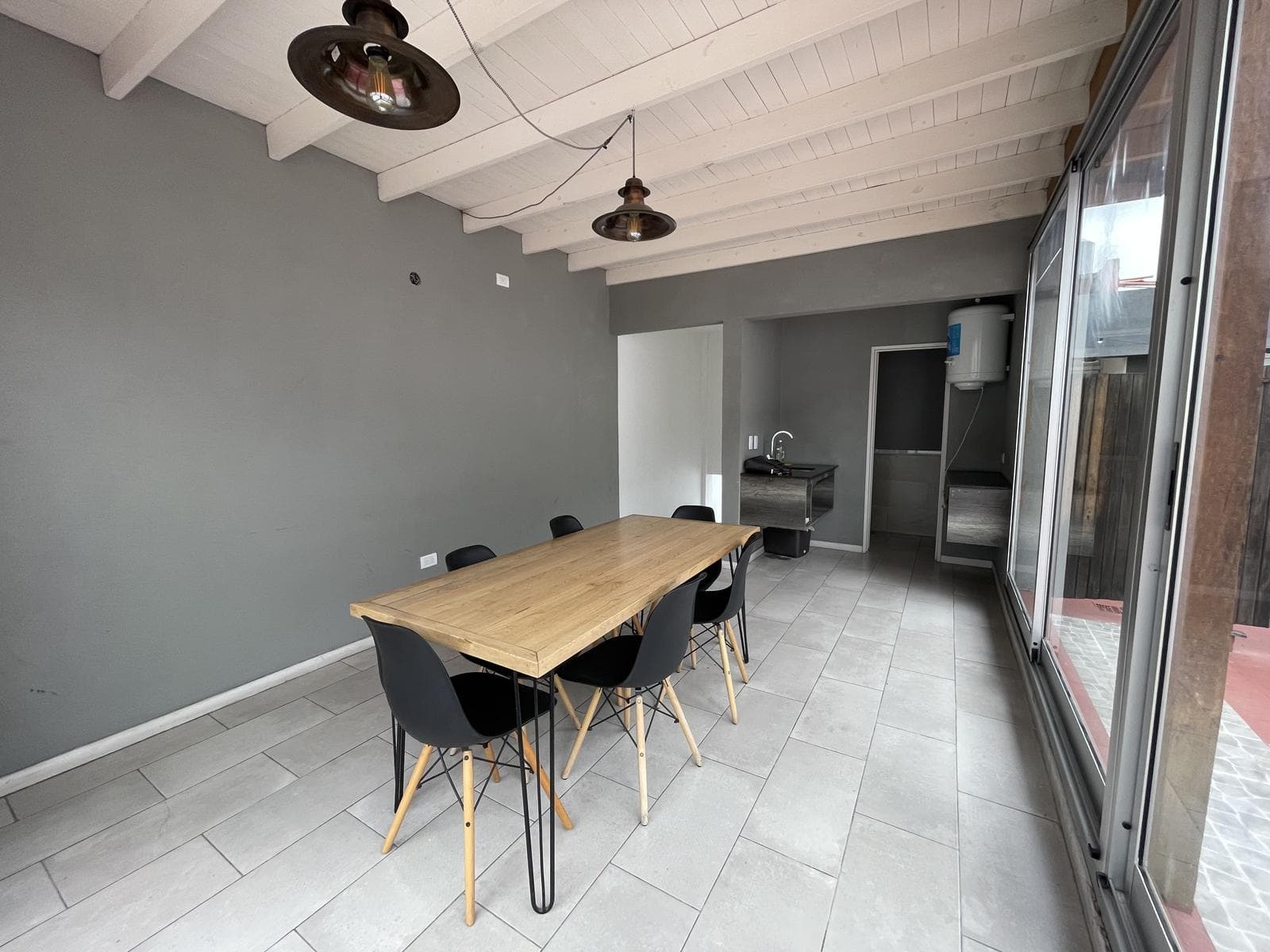 A stylishly renovated and highly versatile apartment in Almagro.
