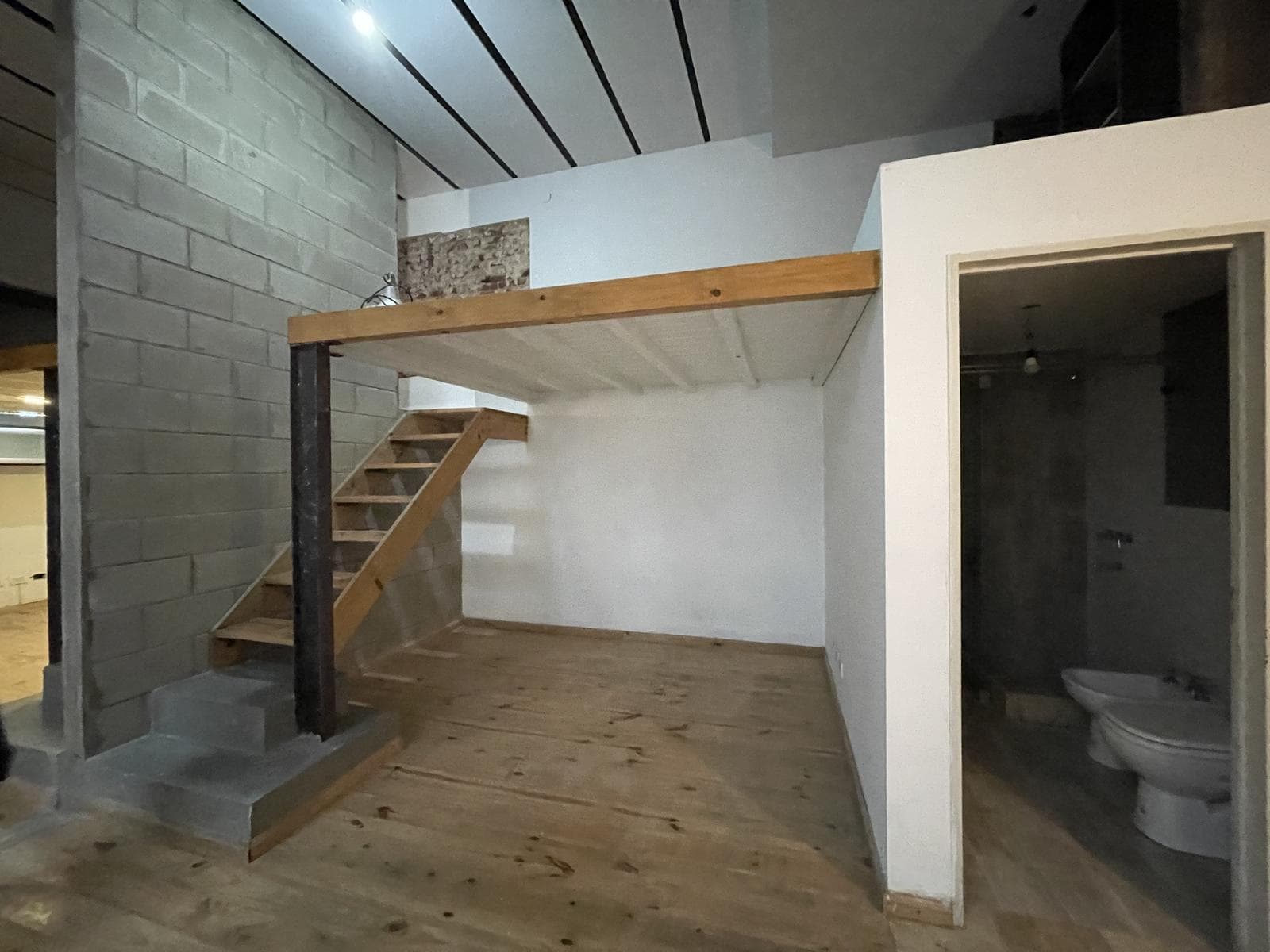 A stylishly renovated and highly versatile apartment in Almagro.