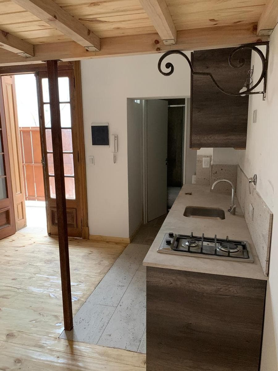 A stylishly renovated and highly versatile apartment in Almagro.