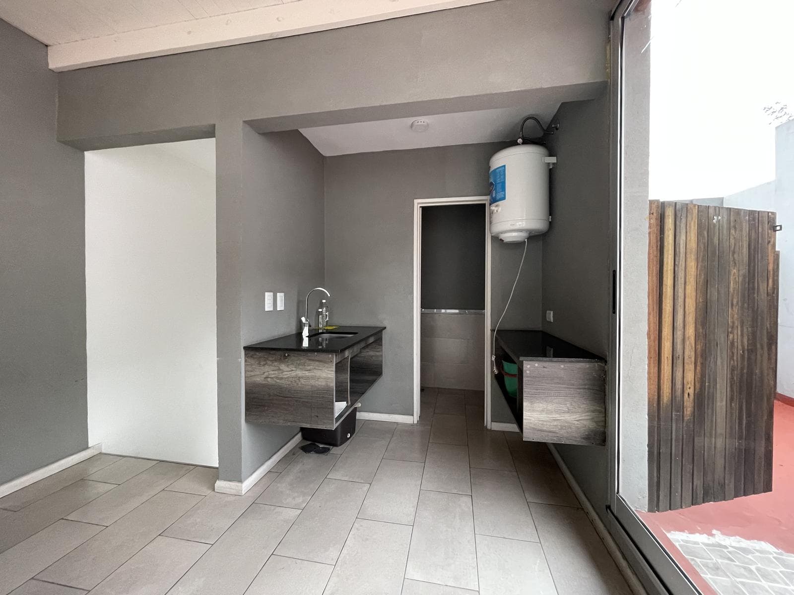 A stylishly renovated and highly versatile apartment in Almagro.