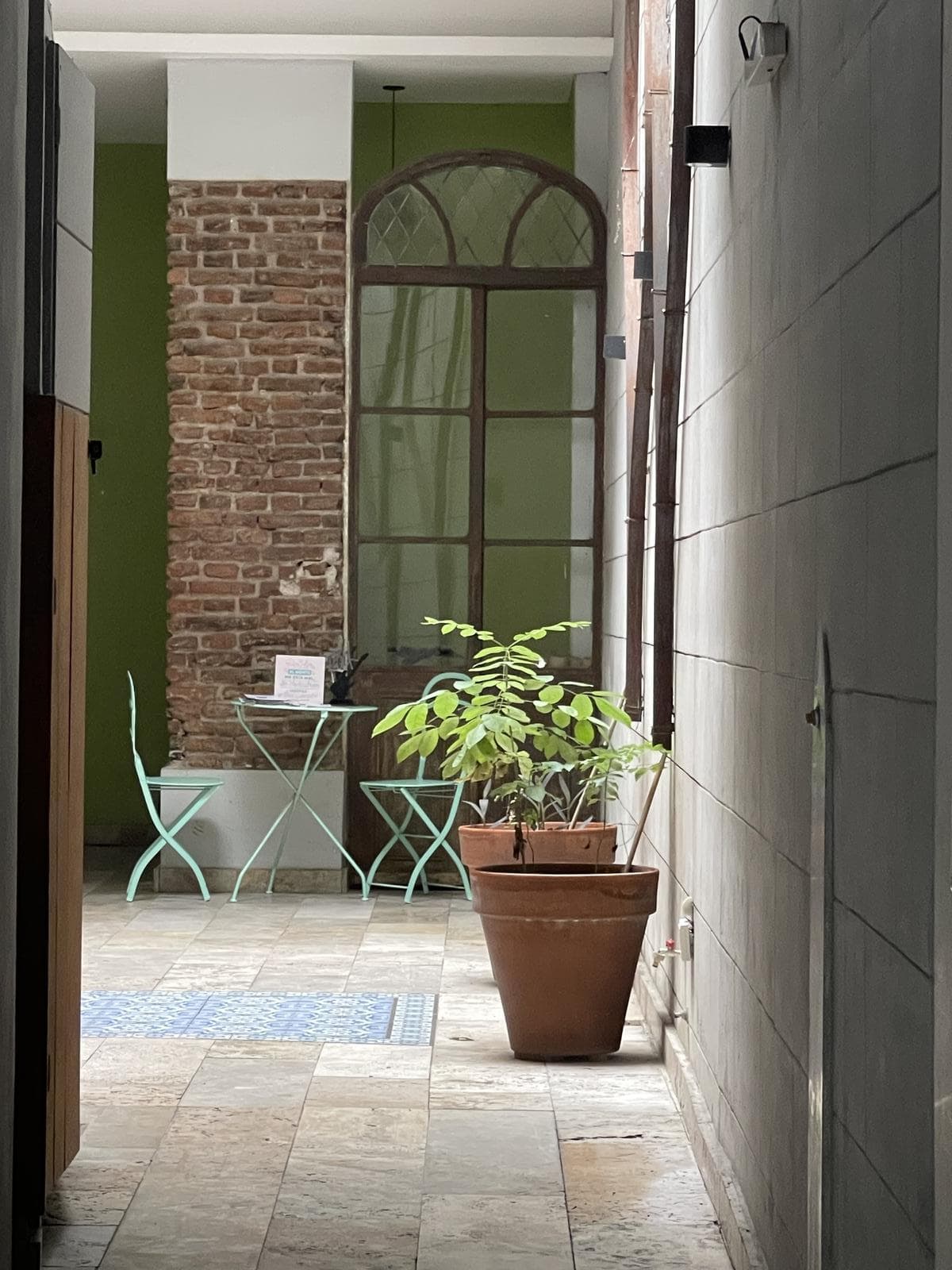 A stylishly renovated and highly versatile apartment in Almagro.