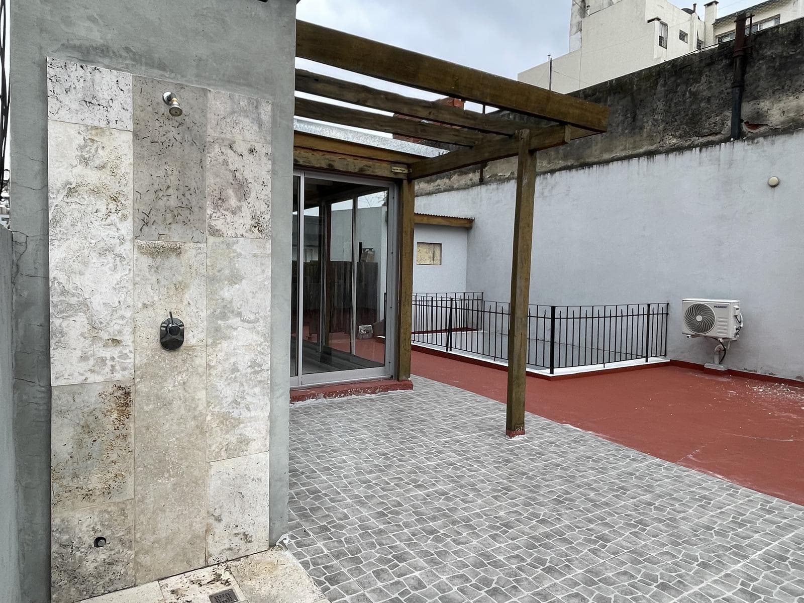 A stylishly renovated and highly versatile apartment in Almagro.