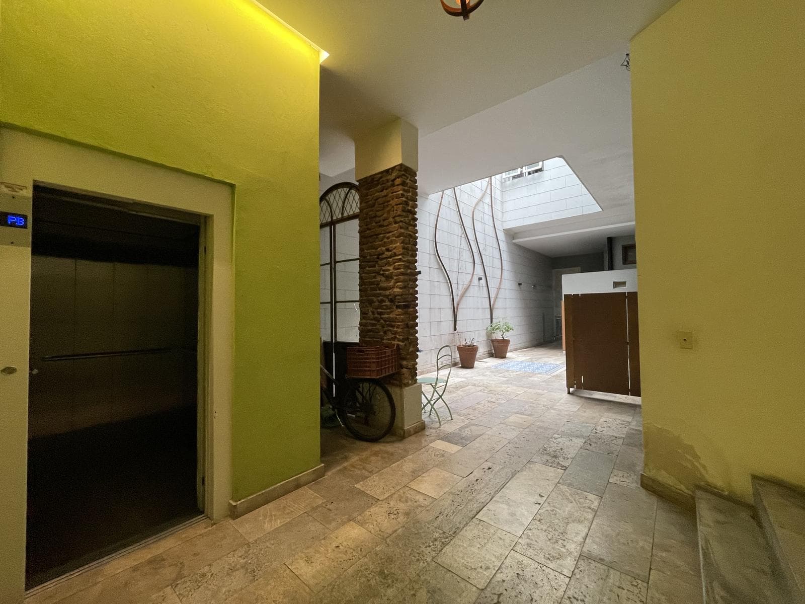 A stylishly renovated and highly versatile apartment in Almagro.