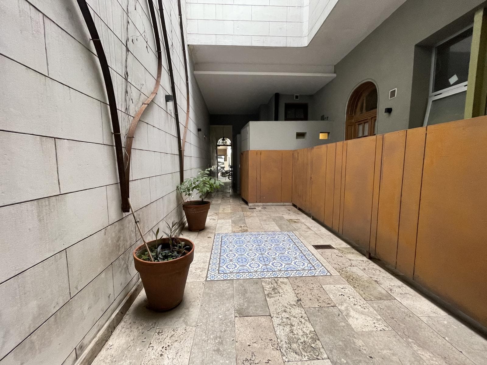 A stylishly renovated and highly versatile apartment in Almagro.