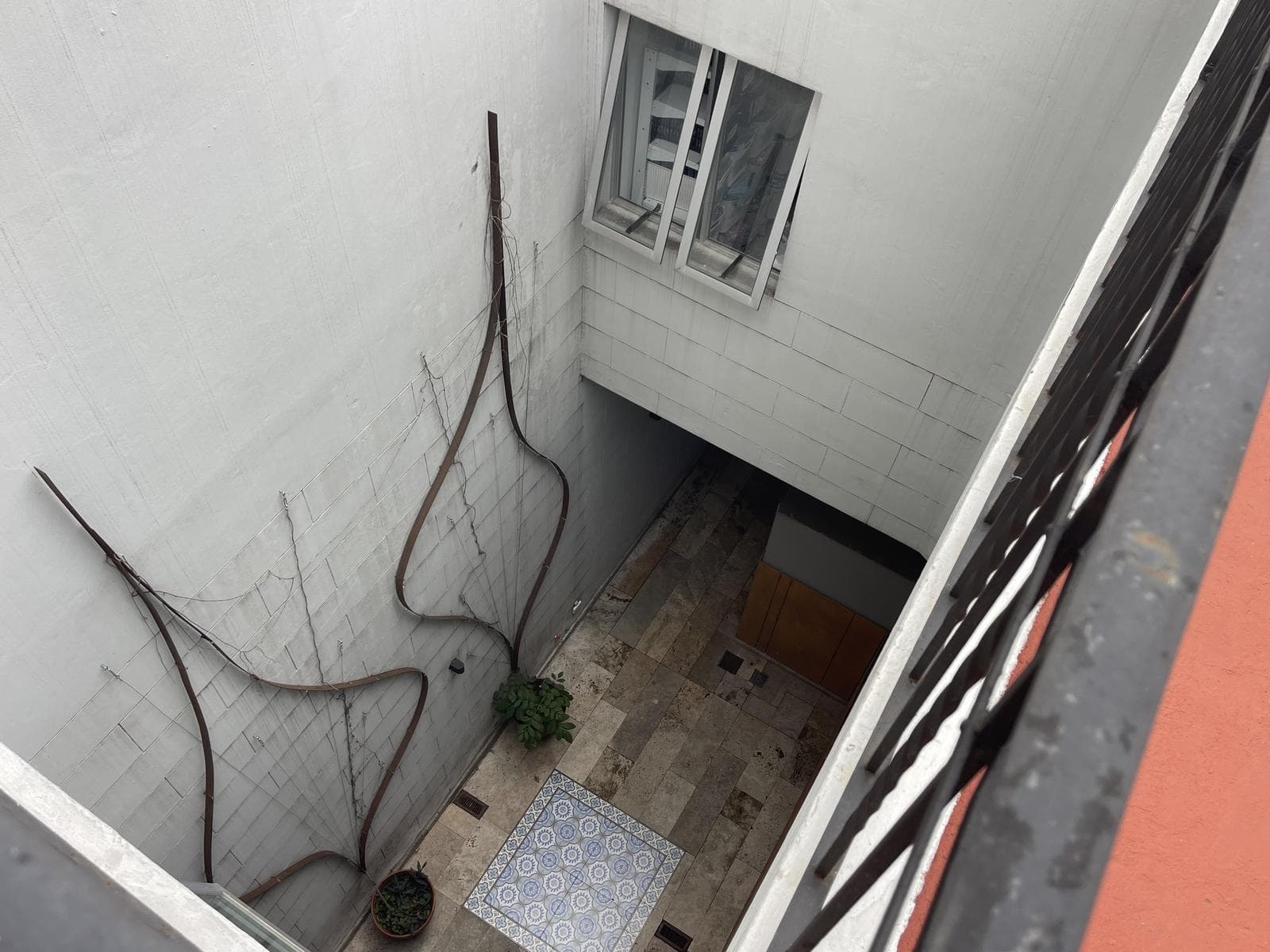 A stylishly renovated and highly versatile apartment in Almagro.