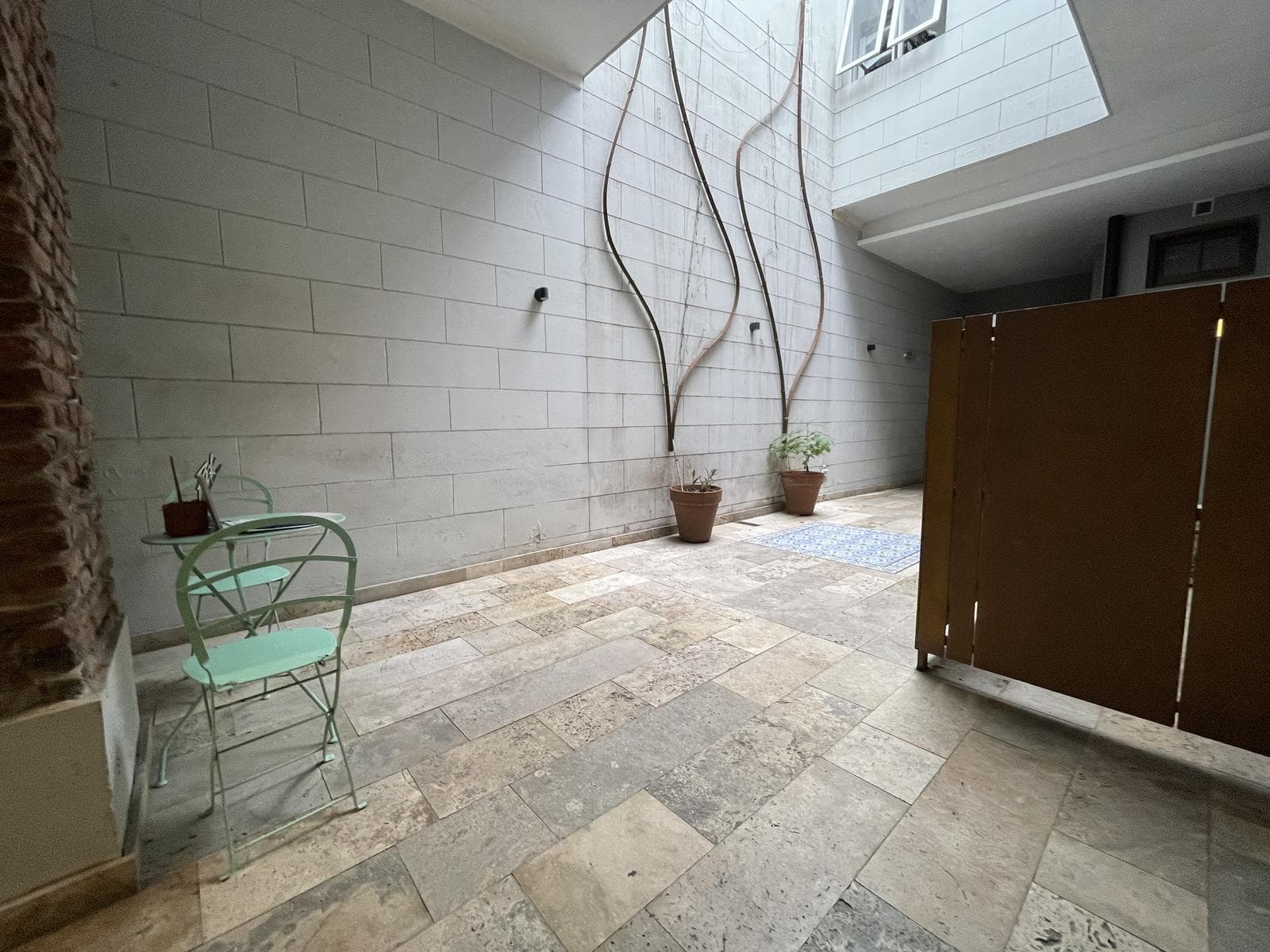 A stylishly renovated and highly versatile apartment in Almagro.