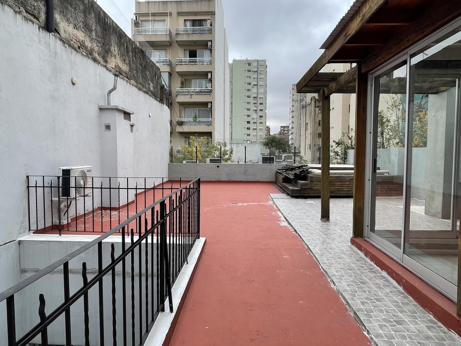 A stylishly renovated and highly versatile apartment in Almagro.