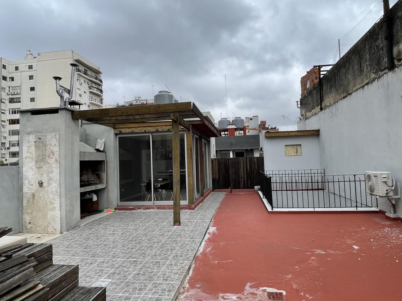 A stylishly renovated and highly versatile apartment in Almagro.