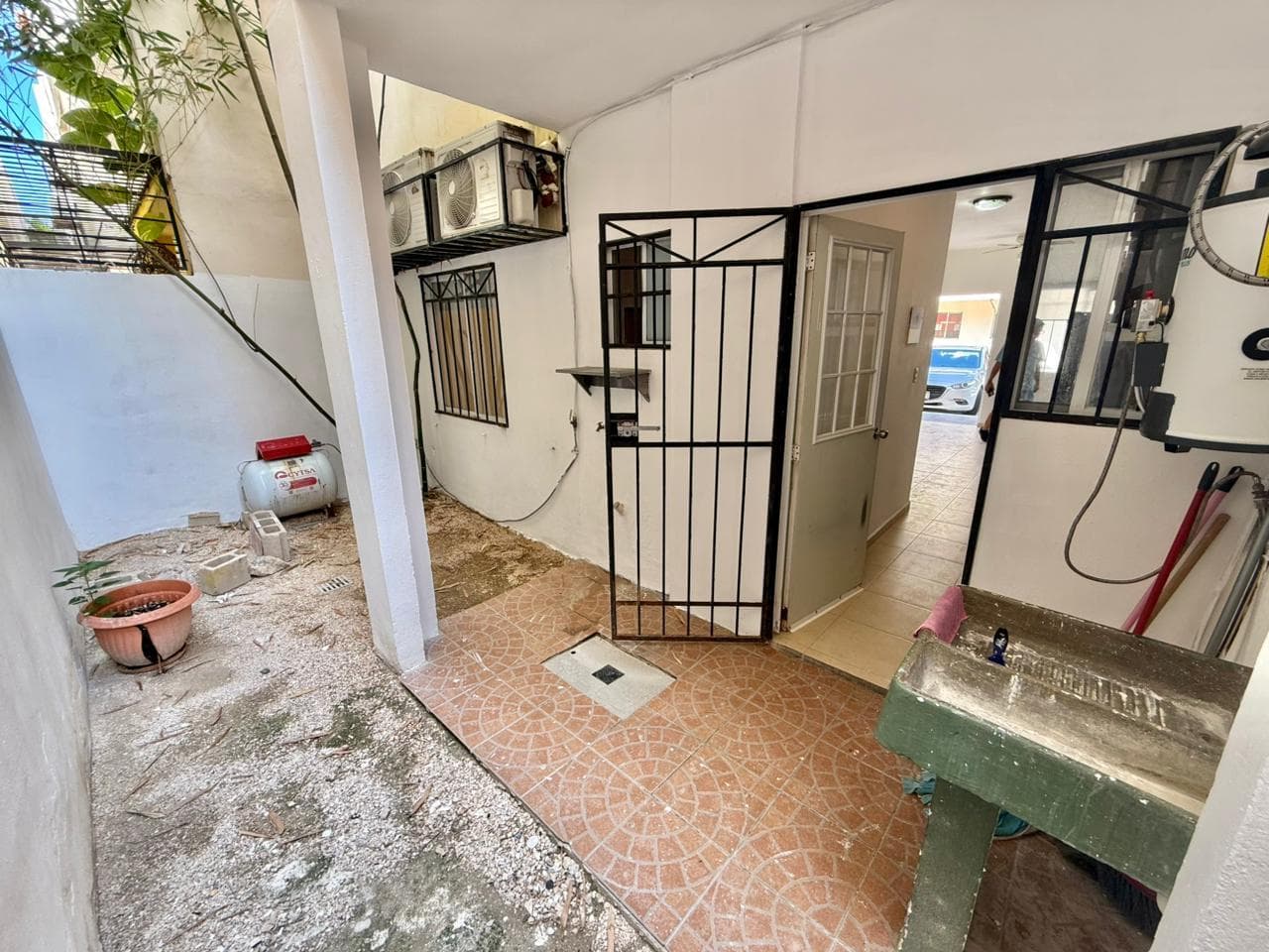 2-BEDROOM GROUND-FLOOR APARTMENT IN A PRIVATE SUBDIVISION