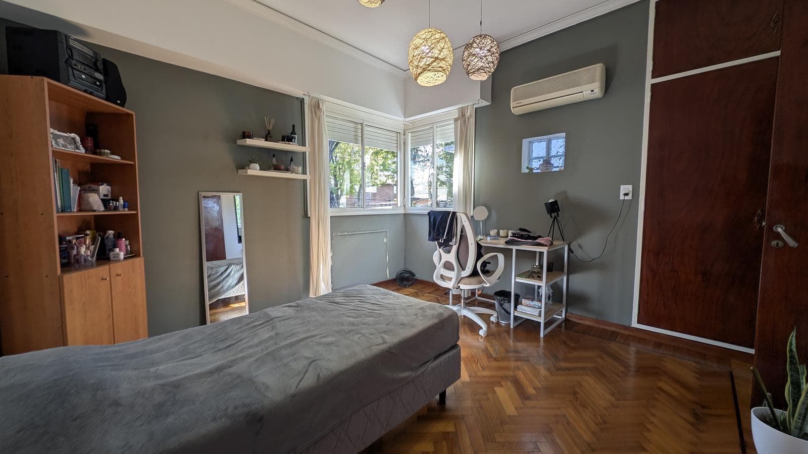 5-Room House with Garden and Pool in Florida, Just a Few Meters from Maipu Avenue