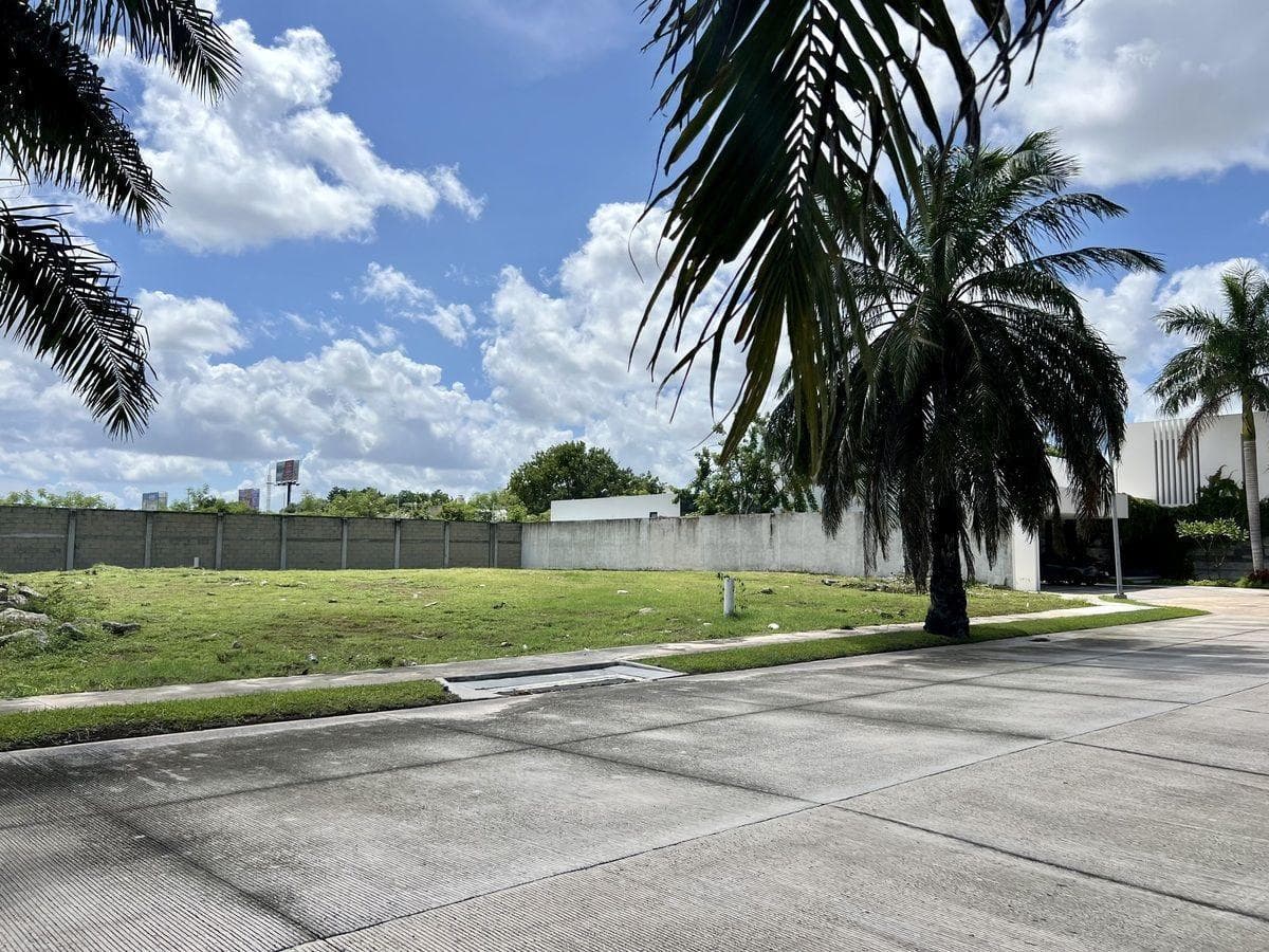 Land for sale in Mérida in a private residential community in Monterreal