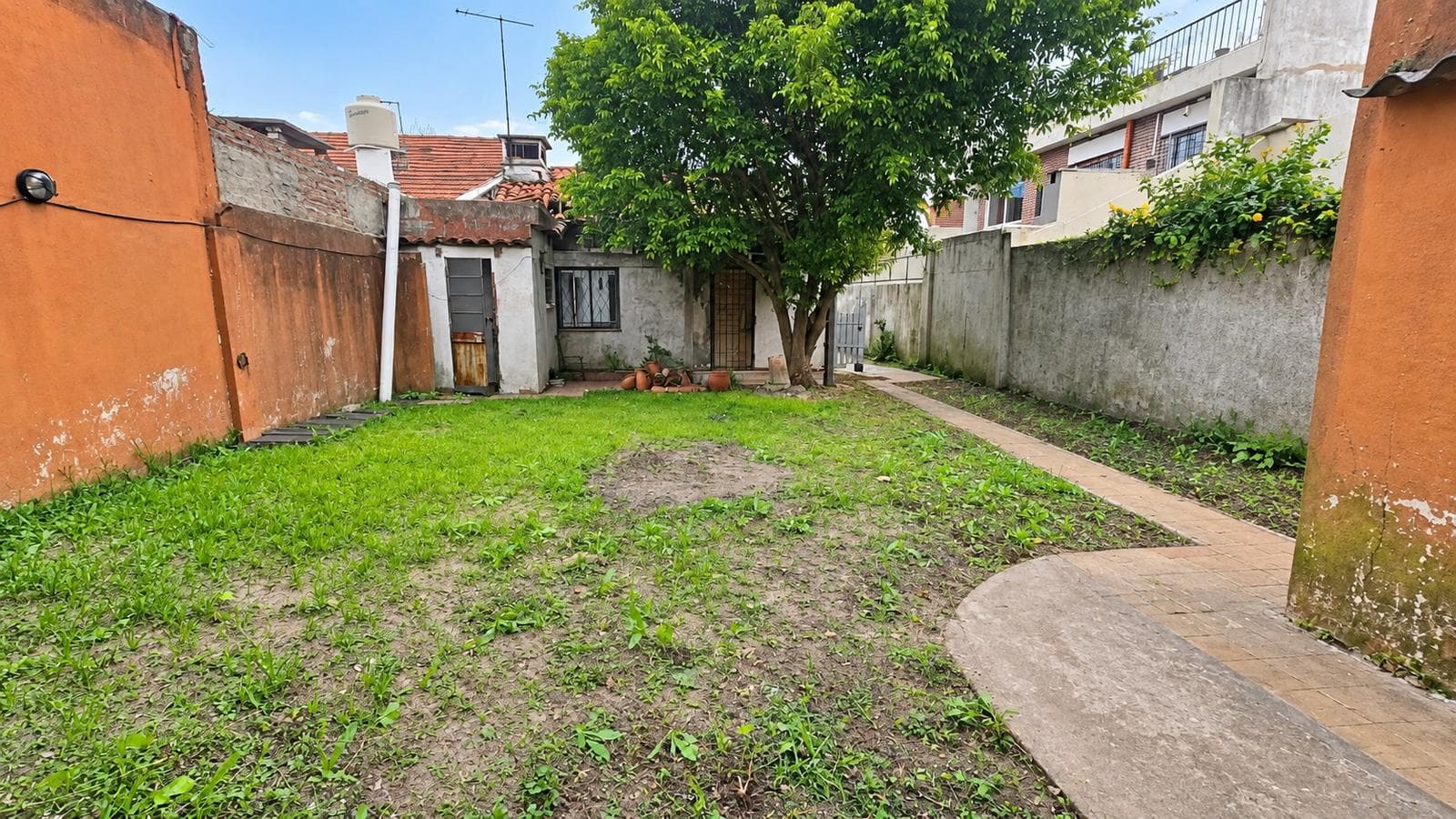 280-SQUARE-METER LOT SUITABLE FOR A DUPLEX OR TRIPLEX FOR SALE. OLIVOS