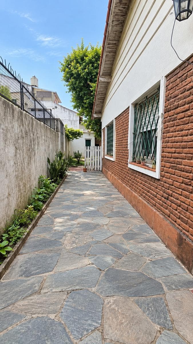 280-SQUARE-METER LOT SUITABLE FOR A DUPLEX OR TRIPLEX FOR SALE. OLIVOS