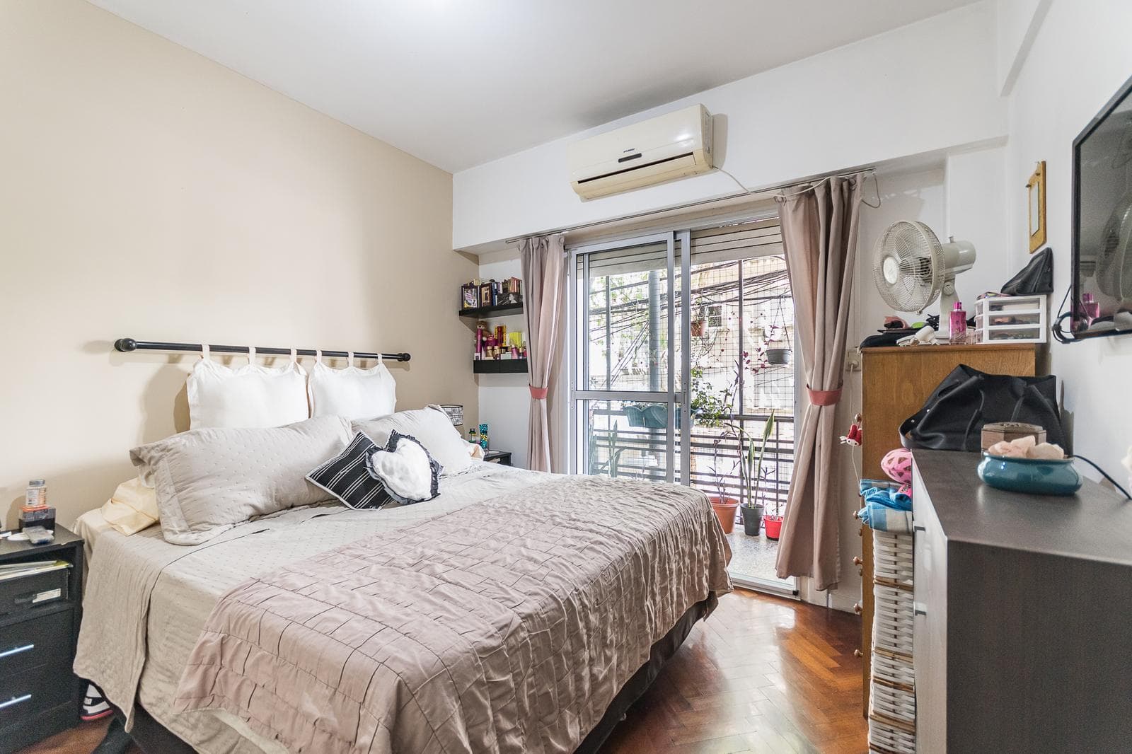 Renovated 3-Room Apartment on the Front Side with a Balcony in Almagro | Eligible for a Mortgage