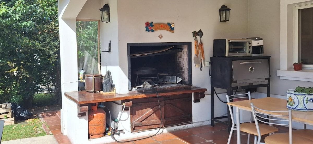 House for Sale Pueyrredon Country Club - 5 bedrooms plus a guest house - LNI 926