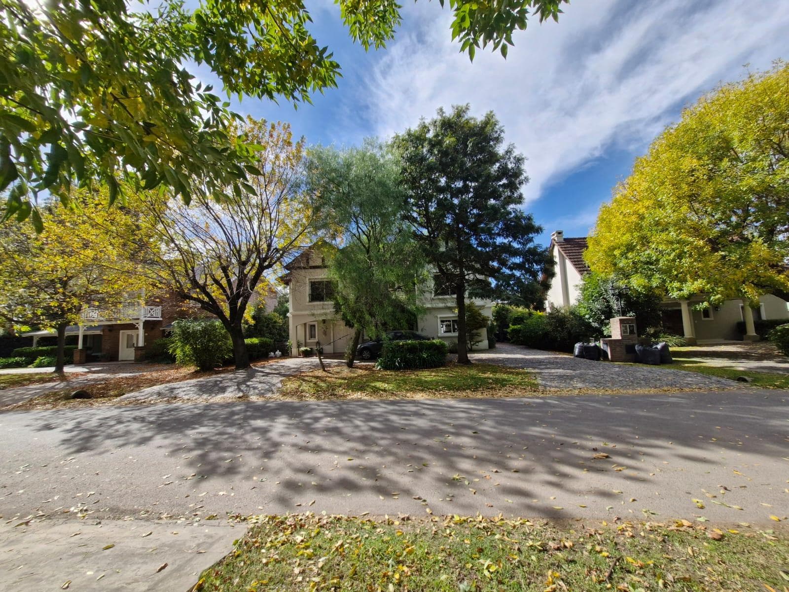 House for Sale Pueyrredon Country Club - 5 bedrooms plus a guest house - LNI 926