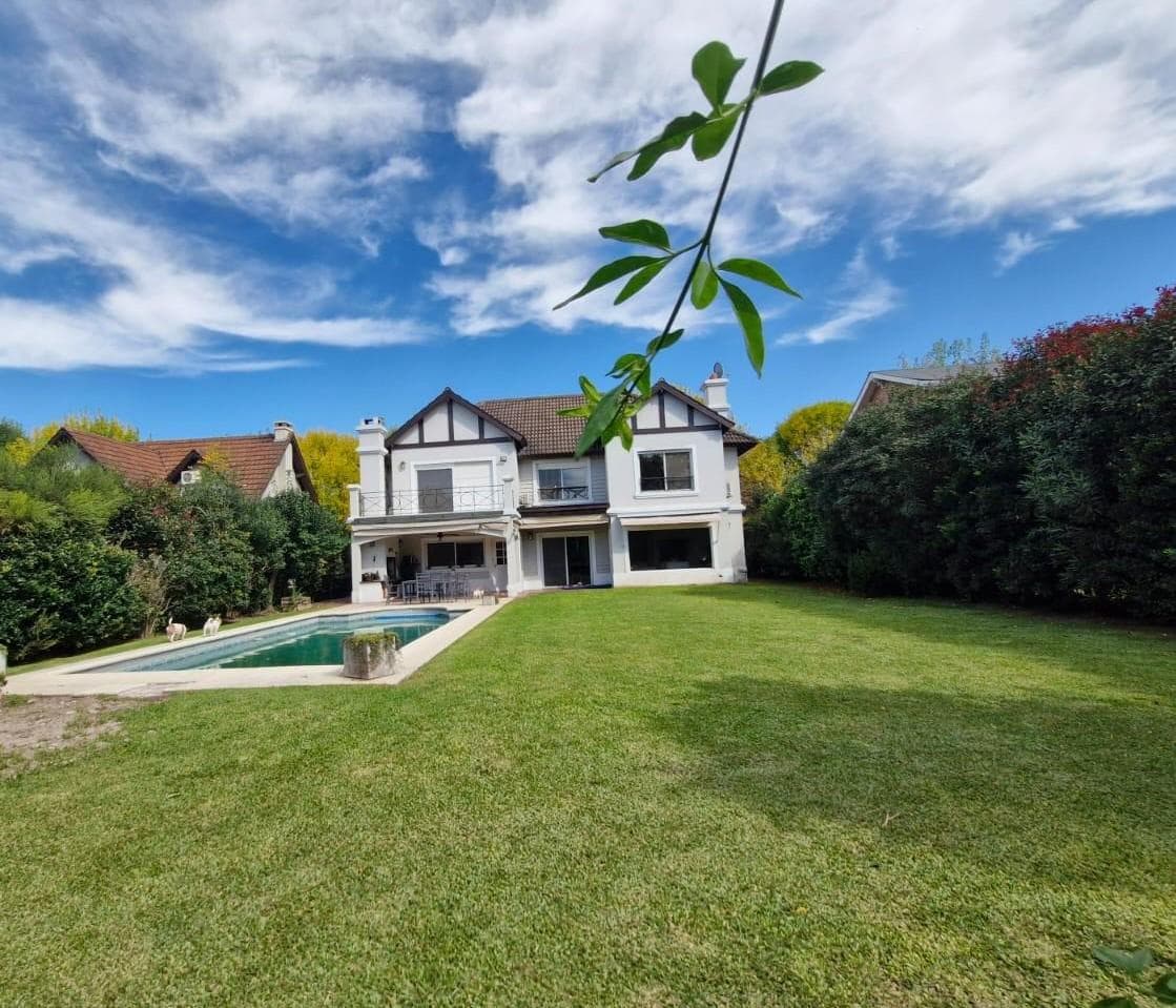 House for Sale Pueyrredon Country Club - 5 bedrooms plus a guest house - LNI 926