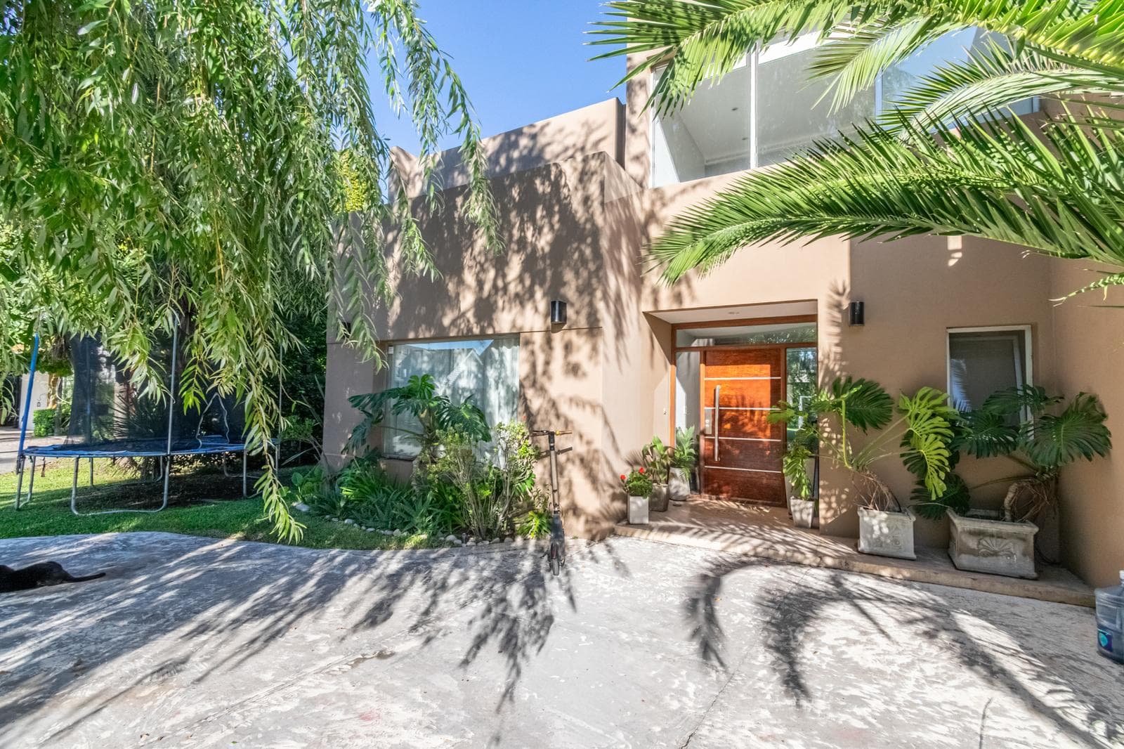 House for Sale: Haras del Pilar, La Pradera—6 rooms, 4 bedrooms, 3 bathrooms, half-bath, 2 garage spaces, pool. Excellent