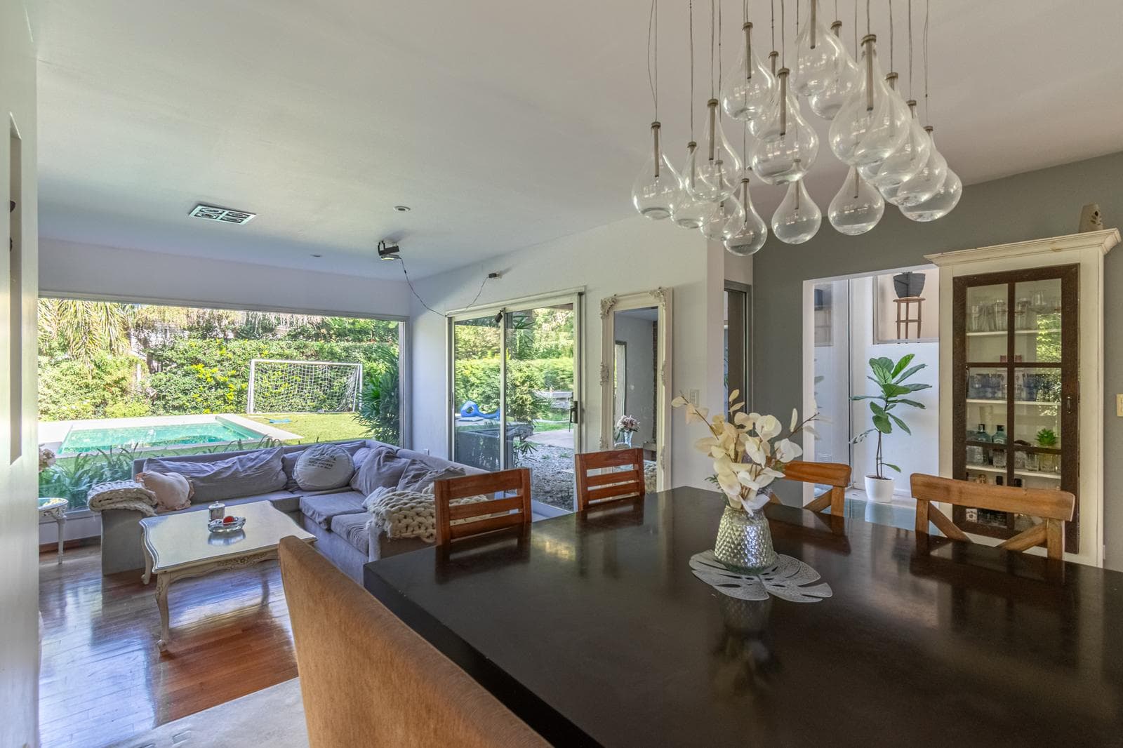 House for Sale: Haras del Pilar, La Pradera—6 rooms, 4 bedrooms, 3 bathrooms, half-bath, 2 garage spaces, pool. Excellent