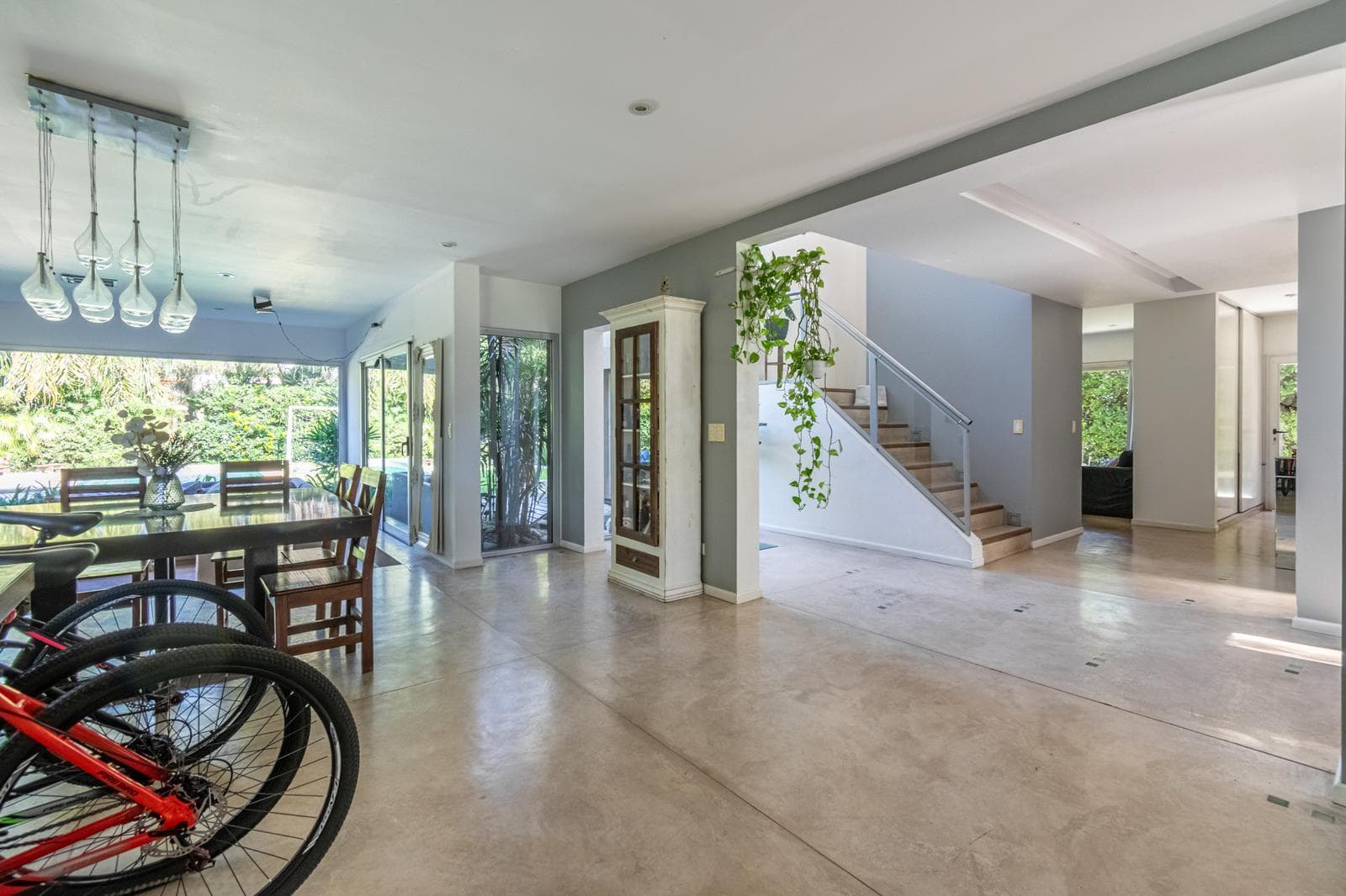 House for Sale: Haras del Pilar, La Pradera—6 rooms, 4 bedrooms, 3 bathrooms, half-bath, 2 garage spaces, pool. Excellent