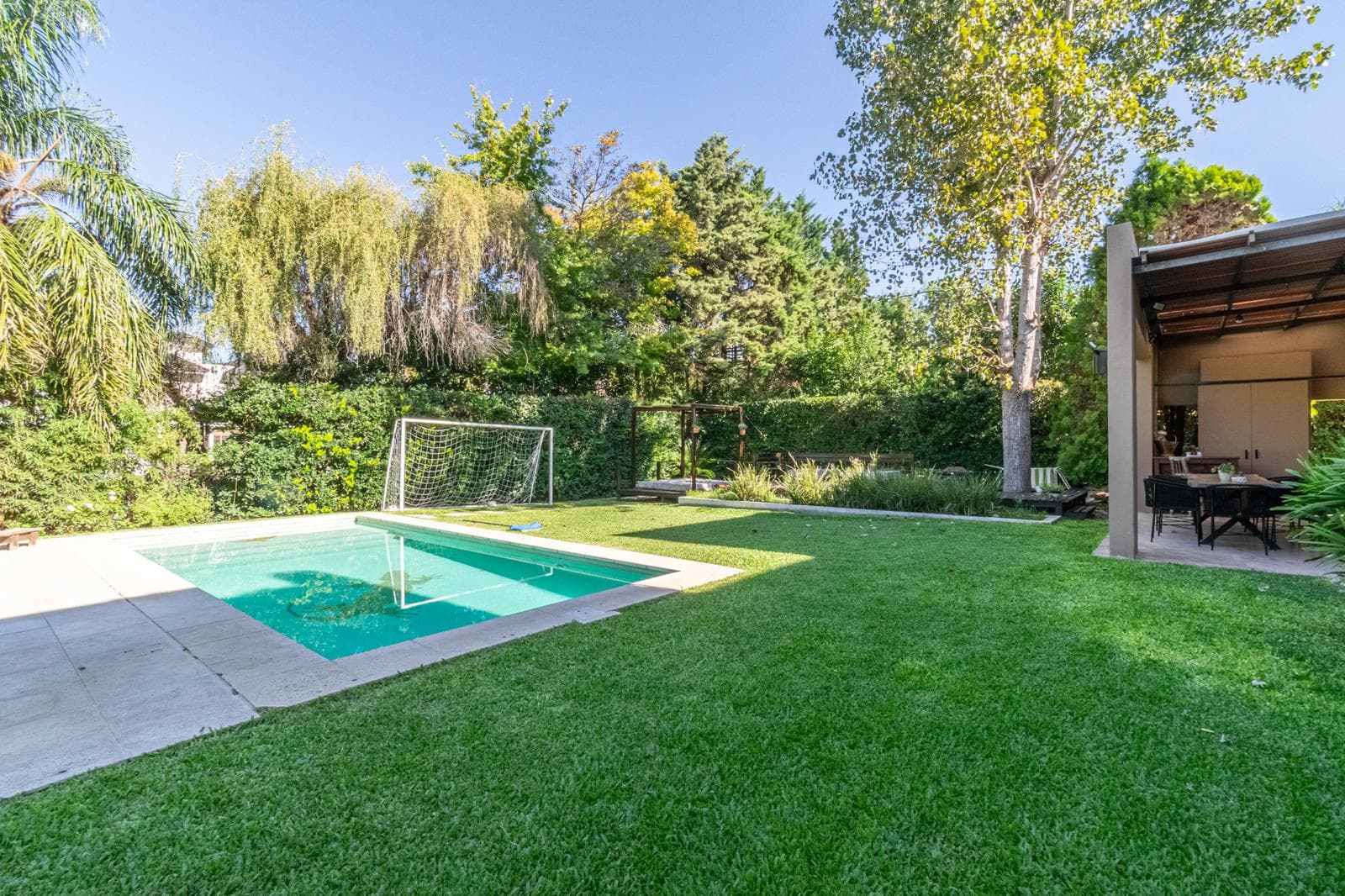 House for Sale: Haras del Pilar, La Pradera—6 rooms, 4 bedrooms, 3 bathrooms, half-bath, 2 garage spaces, pool. Excellent
