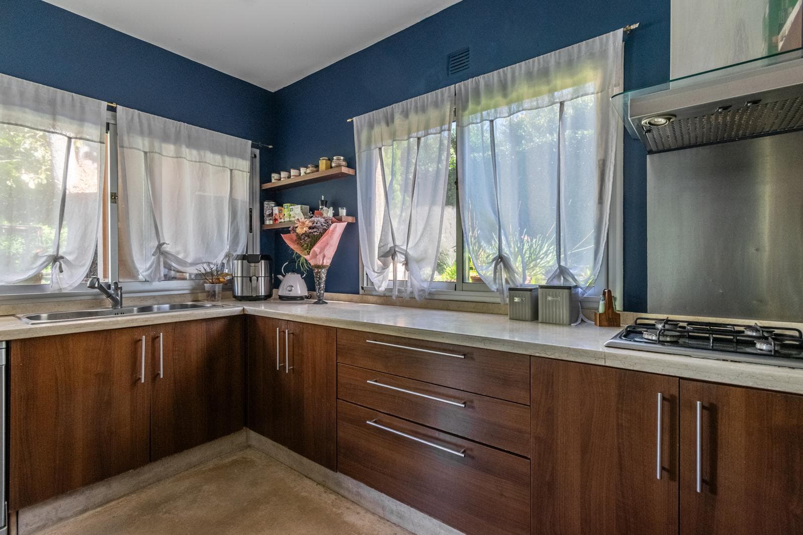House for Sale: Haras del Pilar, La Pradera—6 rooms, 4 bedrooms, 3 bathrooms, half-bath, 2 garage spaces, pool. Excellent