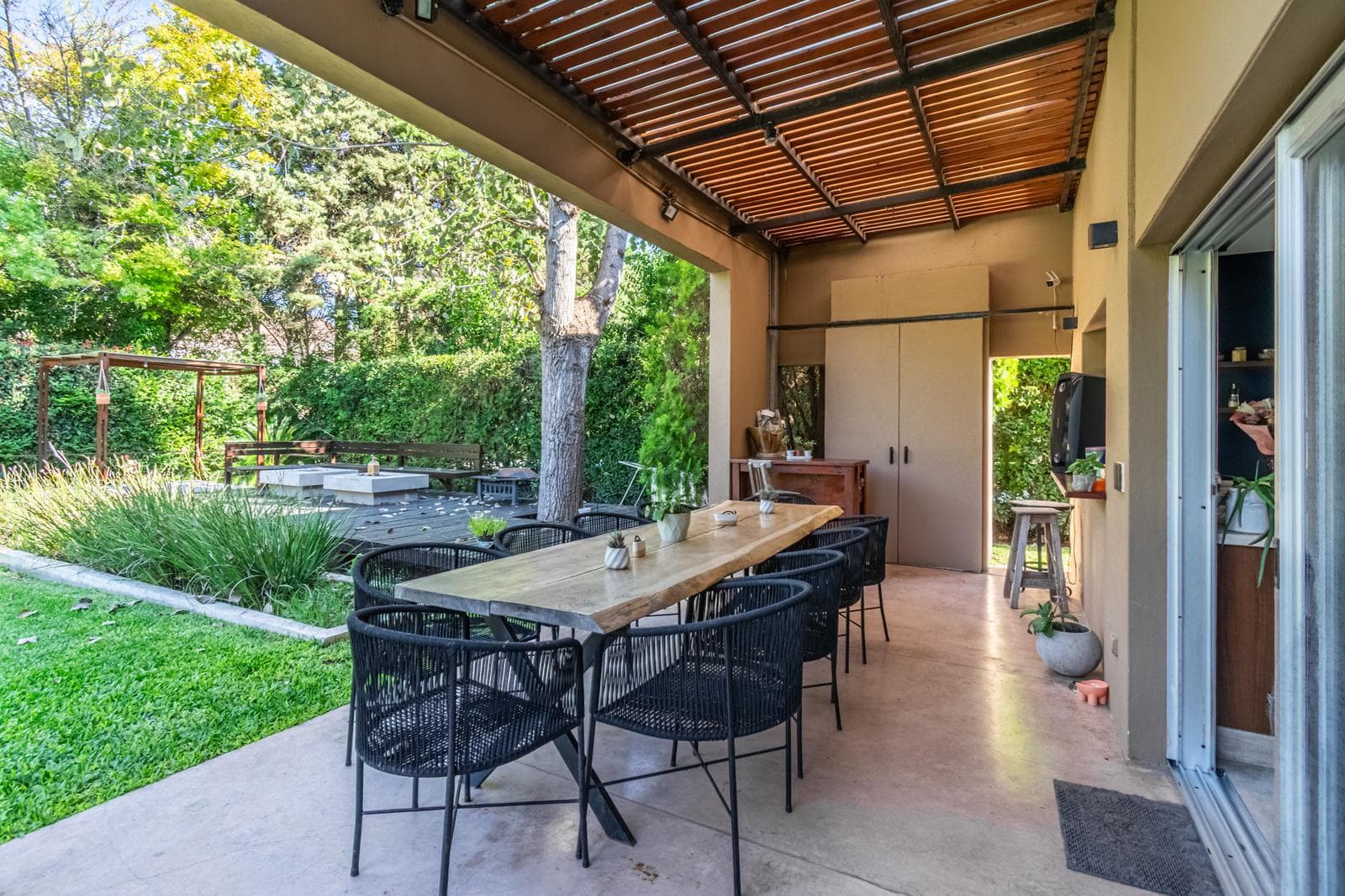 House for Sale: Haras del Pilar, La Pradera—6 rooms, 4 bedrooms, 3 bathrooms, half-bath, 2 garage spaces, pool. Excellent