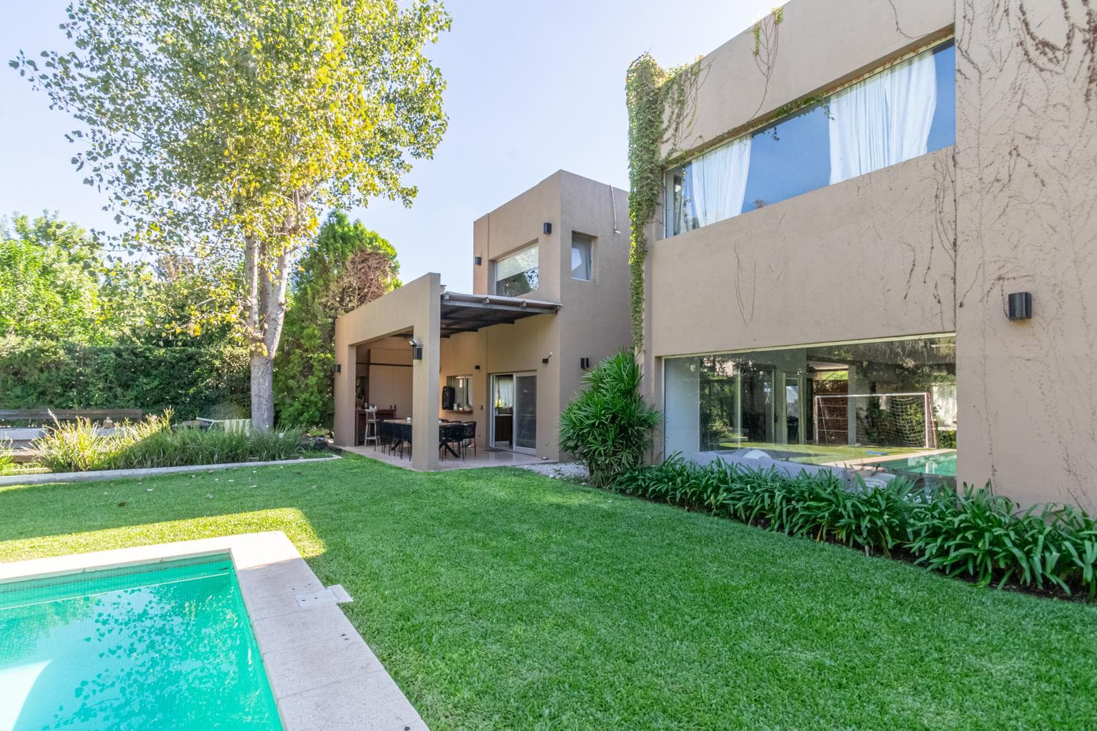 House for Sale: Haras del Pilar, La Pradera—6 rooms, 4 bedrooms, 3 bathrooms, half-bath, 2 garage spaces, pool. Excellent
