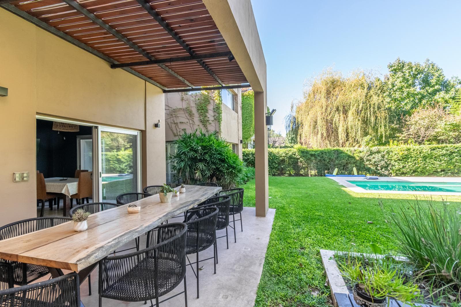 House for Sale: Haras del Pilar, La Pradera—6 rooms, 4 bedrooms, 3 bathrooms, half-bath, 2 garage spaces, pool. Excellent