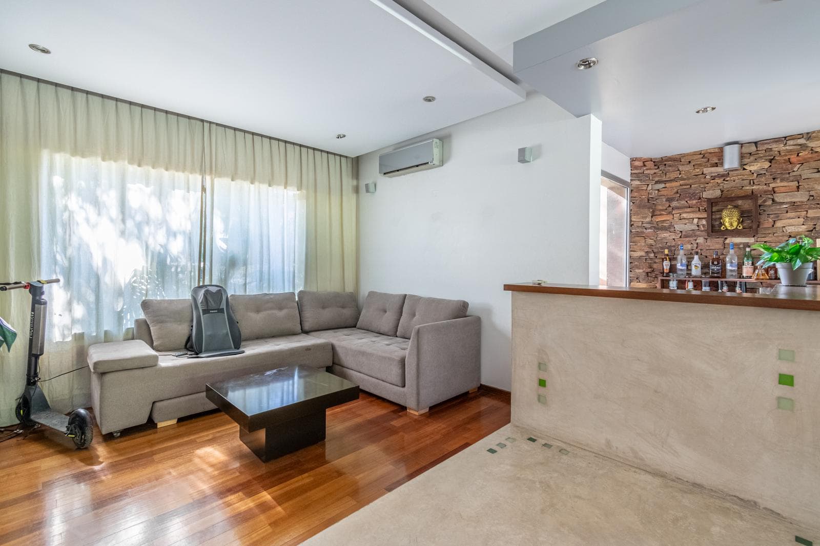 House for Sale: Haras del Pilar, La Pradera—6 rooms, 4 bedrooms, 3 bathrooms, half-bath, 2 garage spaces, pool. Excellent