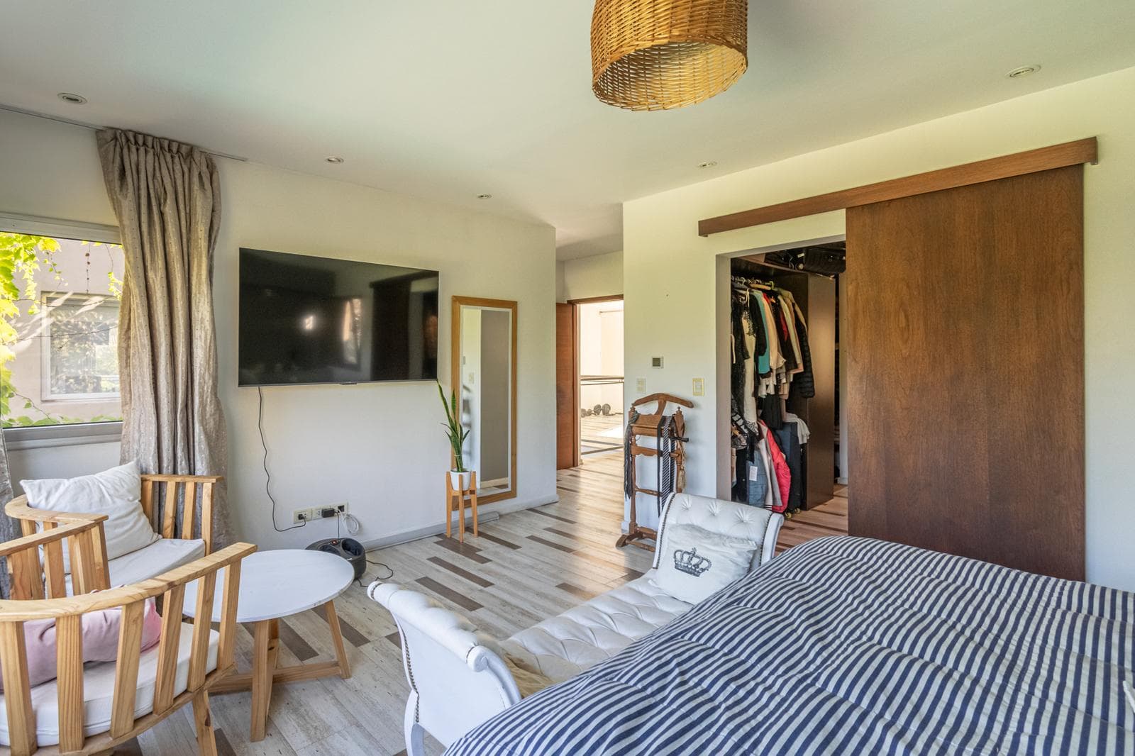 House for Sale: Haras del Pilar, La Pradera—6 rooms, 4 bedrooms, 3 bathrooms, half-bath, 2 garage spaces, pool. Excellent