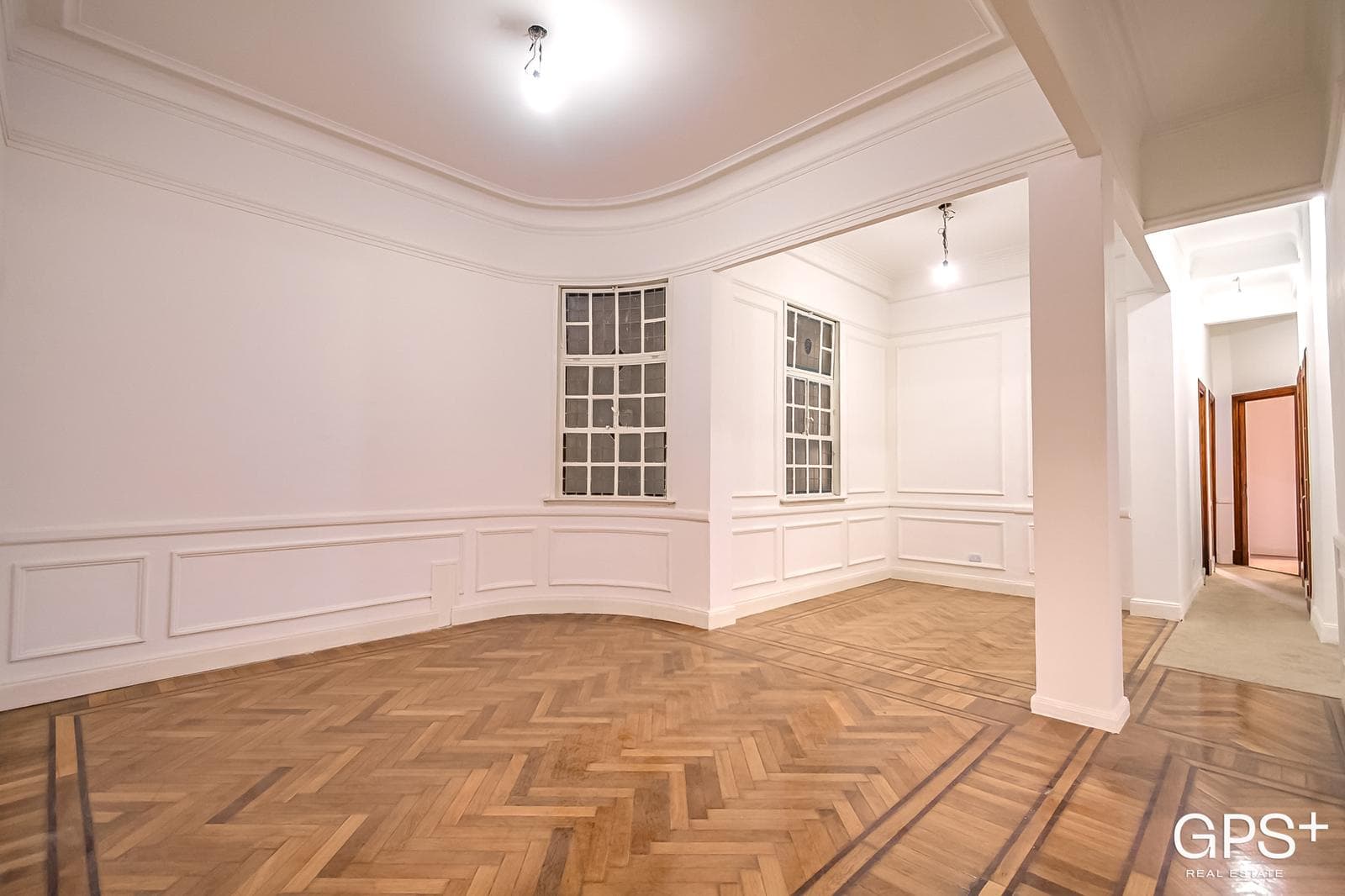 Excellent 4-room renovated apartment—on the front side with a building manager.