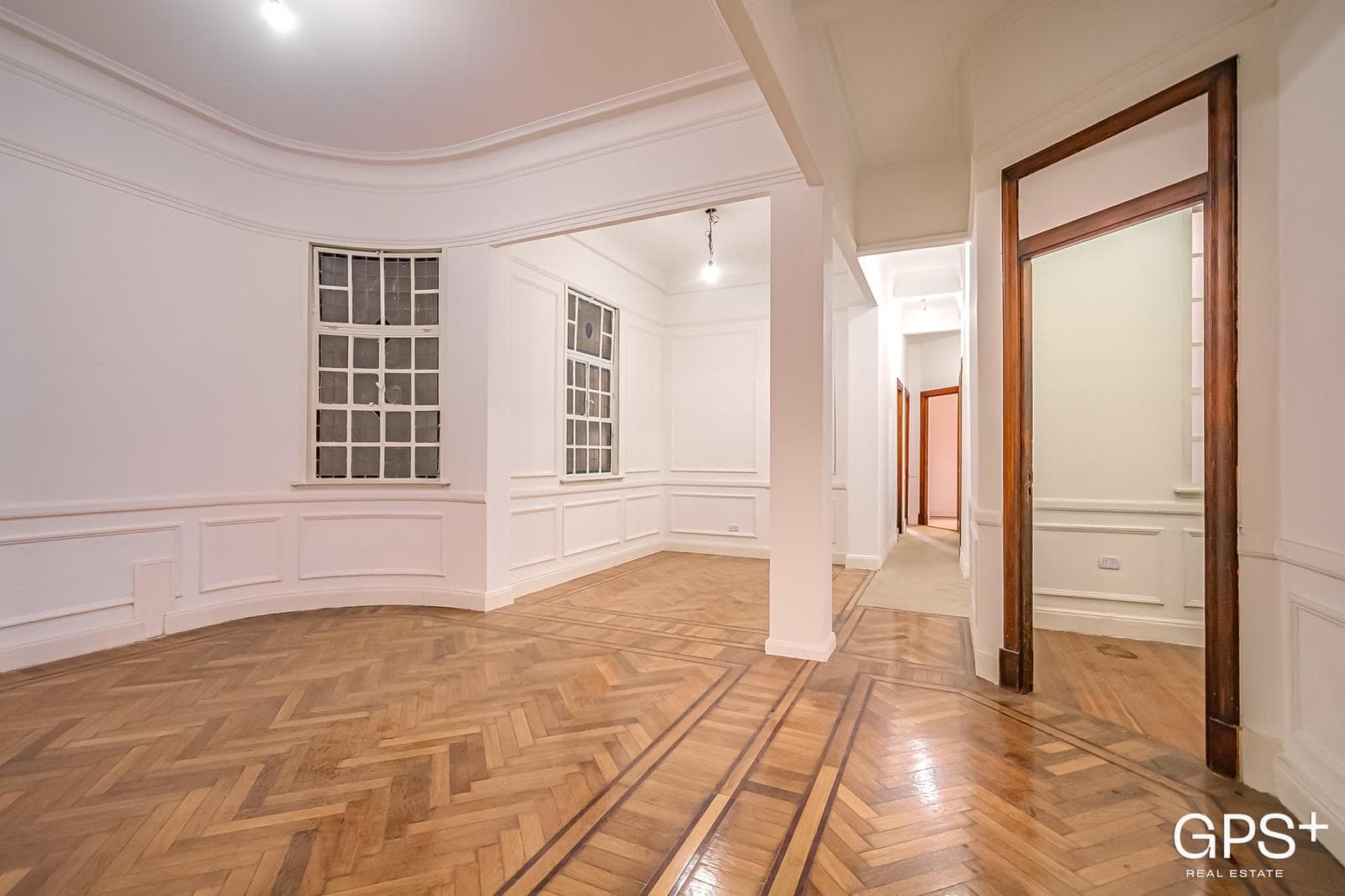 Excellent 4-room renovated apartment—on the front side with a building manager.