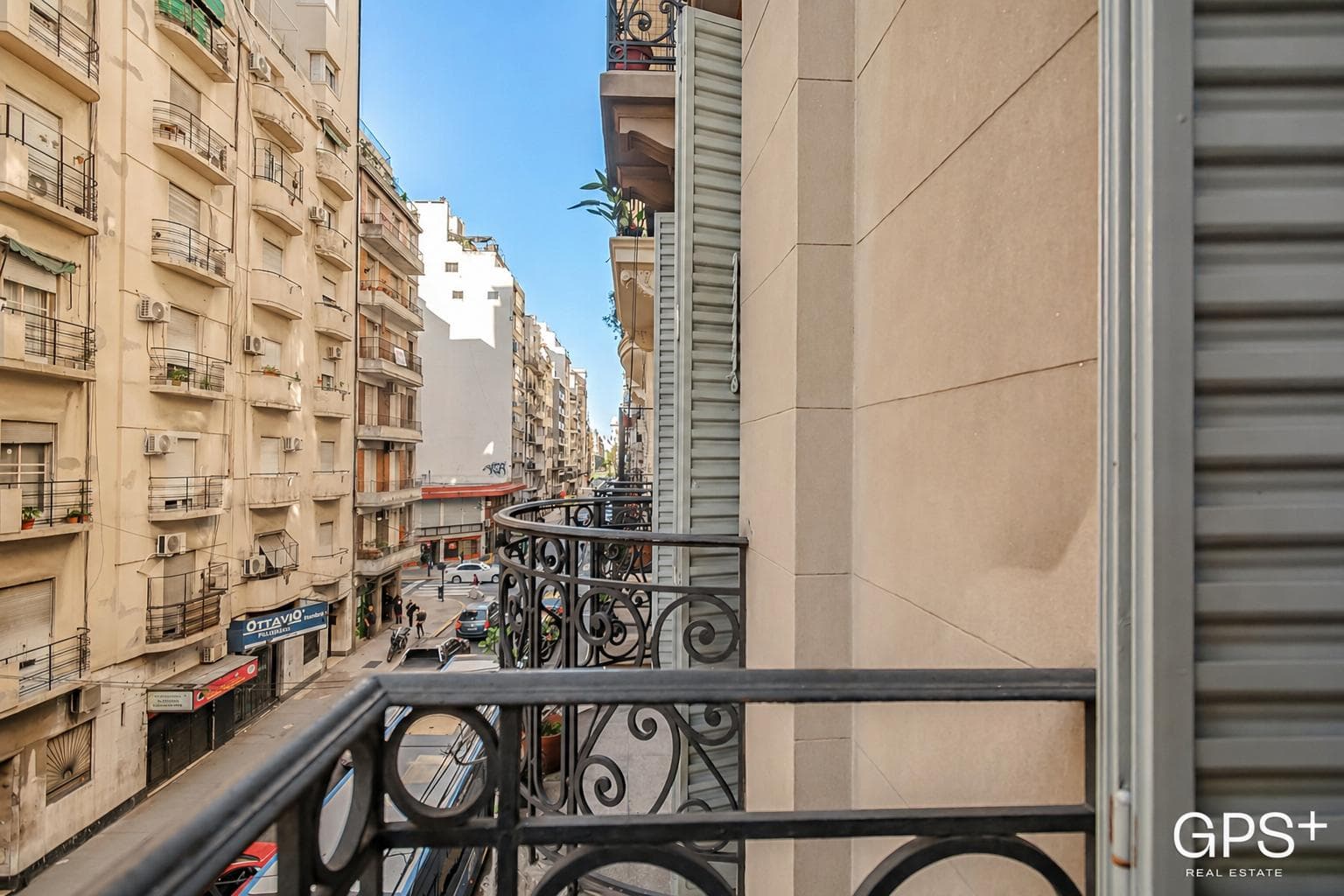 Excellent 4-room renovated apartment—on the front side with a building manager.
