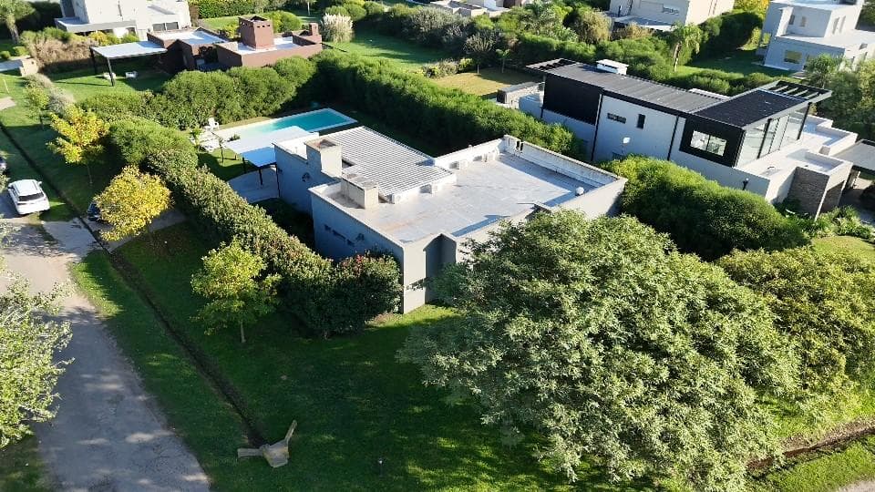 For Sale—Lakefront House, 3 bedrooms, pool, barbecue area, 2 parking spaces. Puerto Roldán.