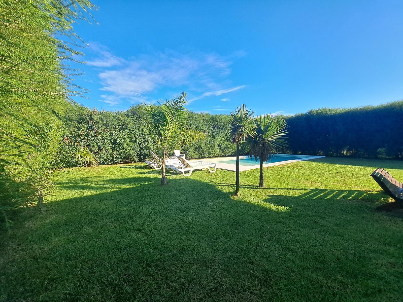 For Sale—Lakefront House, 3 bedrooms, pool, barbecue area, 2 parking spaces. Puerto Roldán.