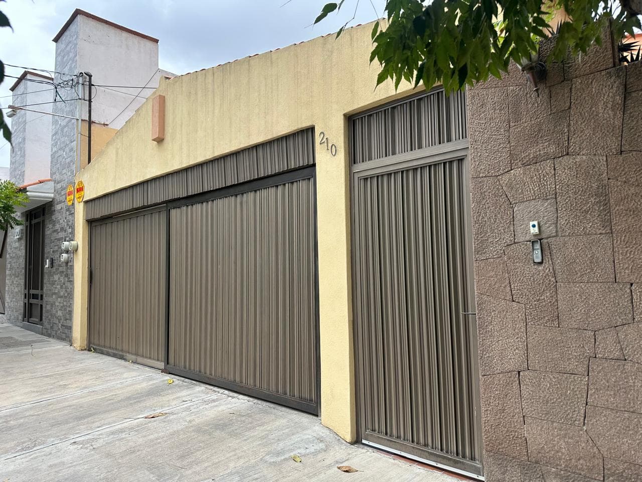 Casa de una Planta con 3 Recámaras, Estudio y Jardín con Terraza