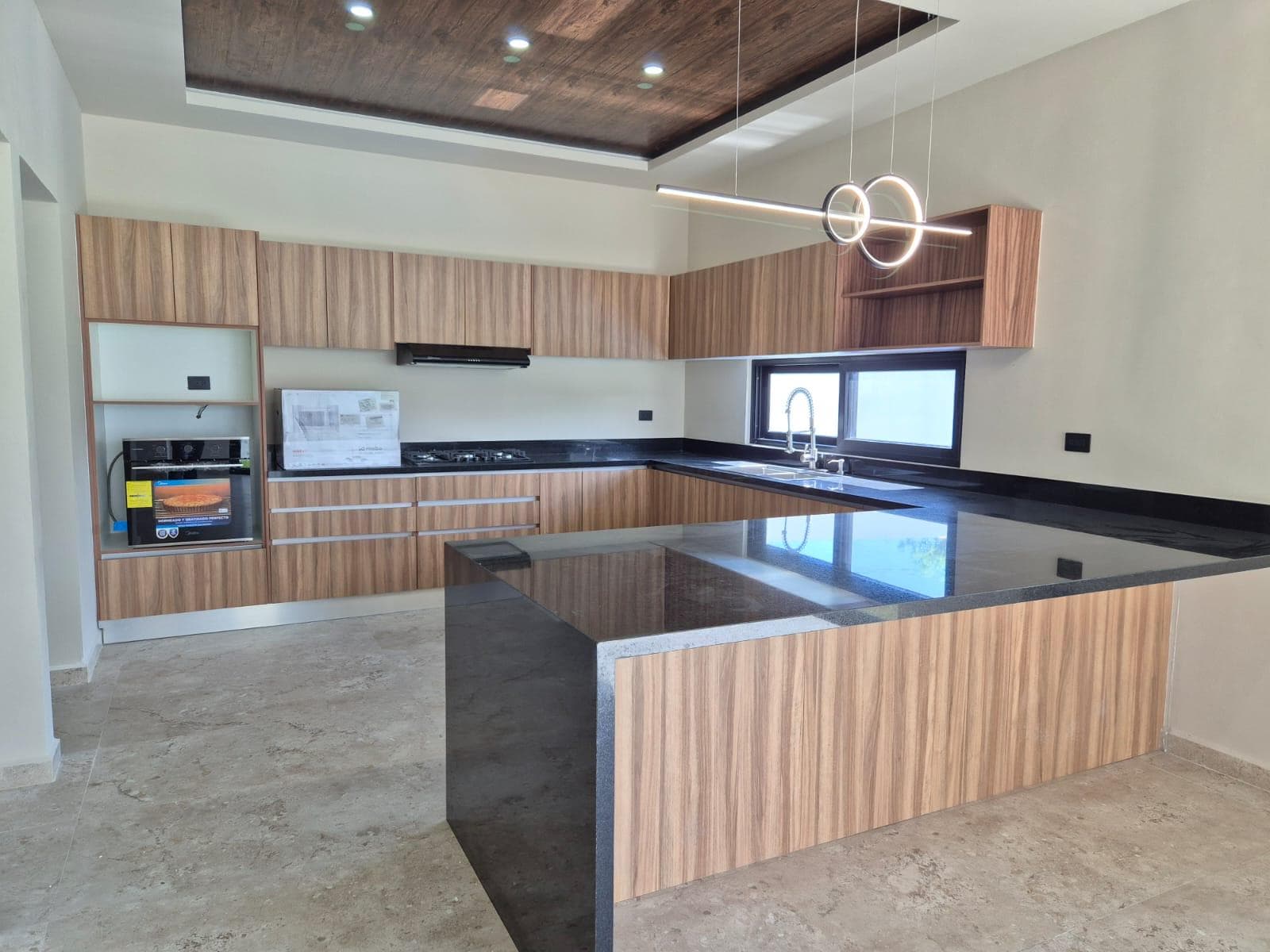 Lagos del Sol: Luxury, Design, and Value / Luxury, Design, and Value