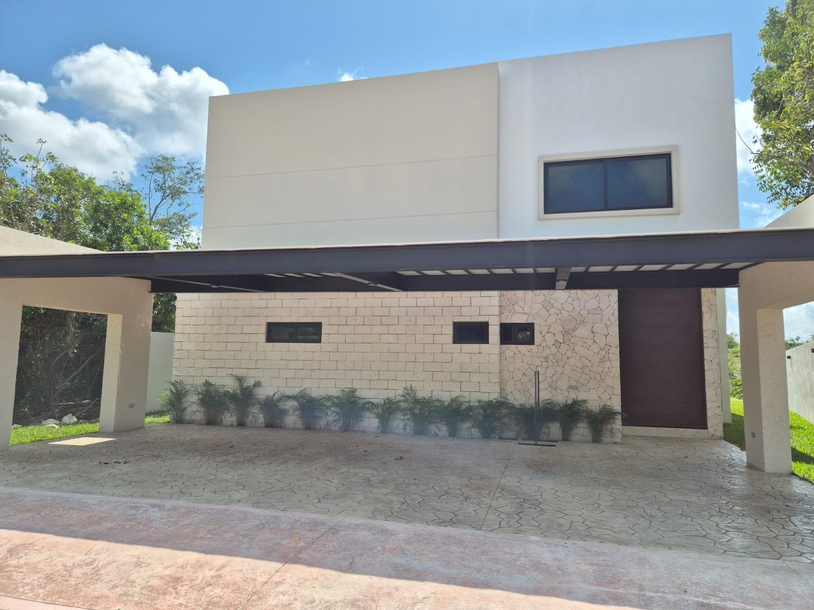 Lagos del Sol: Luxury, Design, and Value / Luxury, Design, and Value