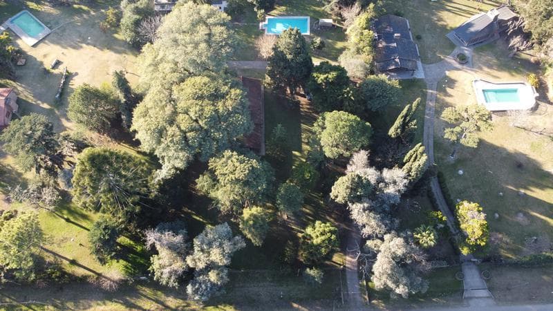 7,500 m² lot on Route 9. House in need of renovation. Funes.